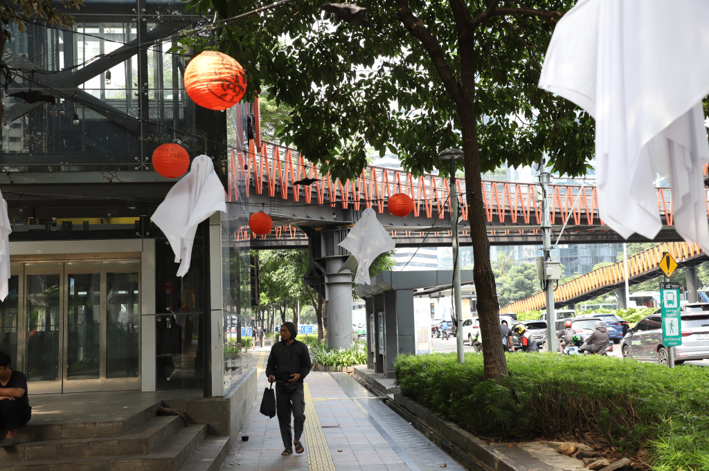 Sepanjang jalan trotoar Sudirman dihiasi oleh ornament halloween (Ashar/SinPo.id)