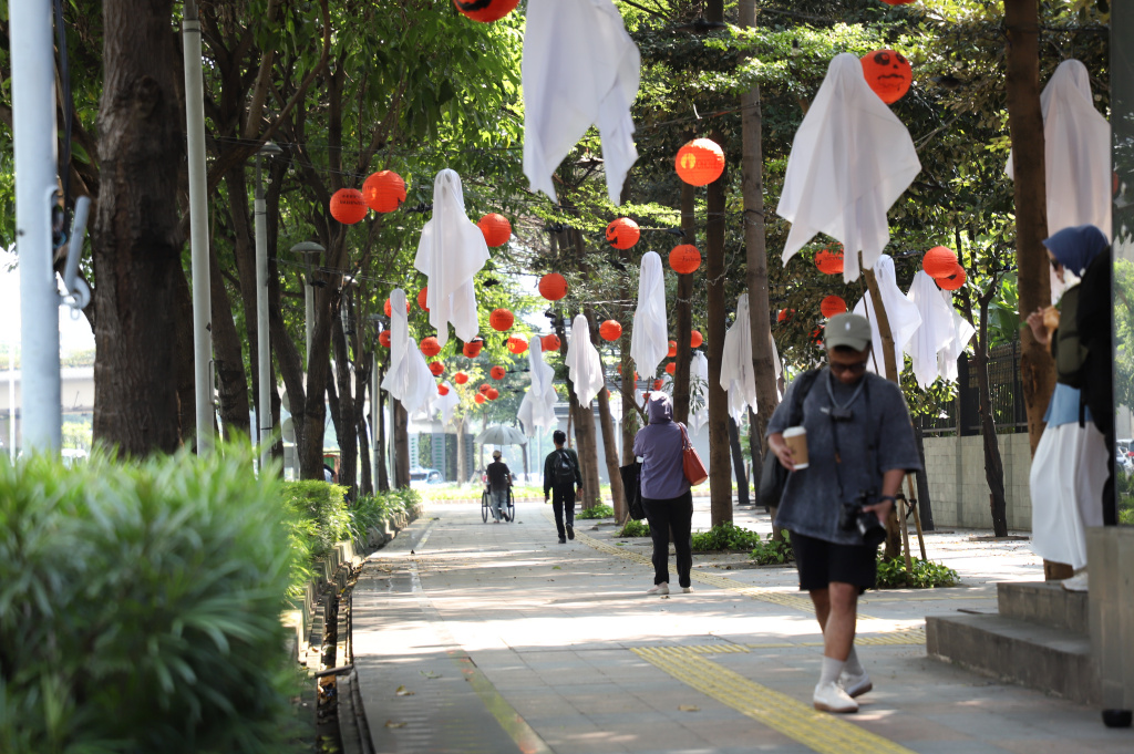 Sepanjang jalan trotoar Sudirman dihiasi oleh ornament halloween (Ashar/SinPo.id)