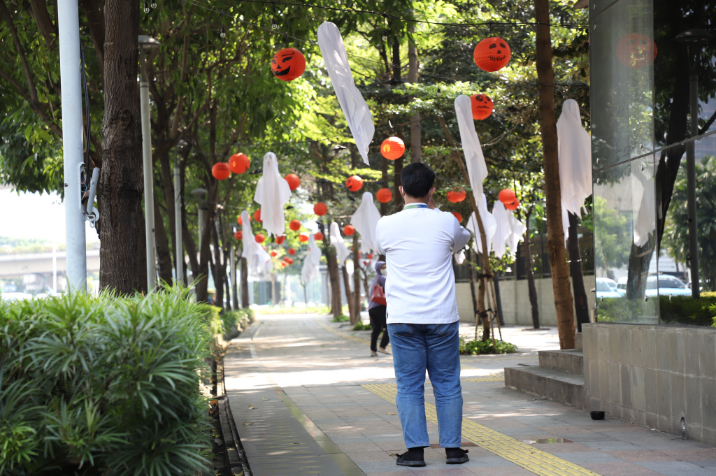 Sepanjang jalan trotoar Sudirman dihiasi oleh ornament halloween (Ashar/SinPo.id)