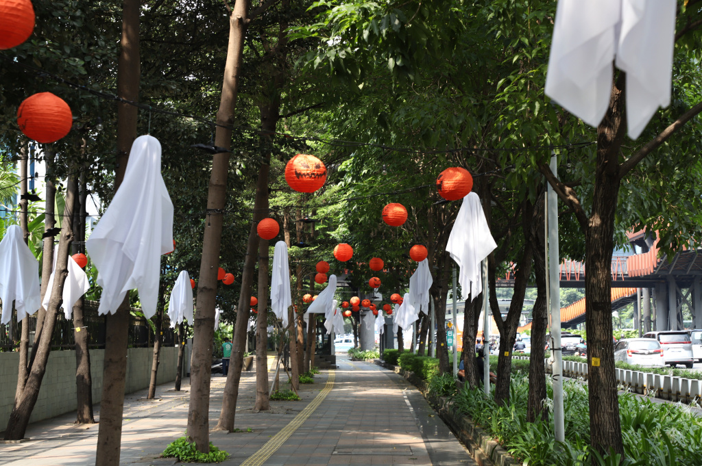 Sepanjang jalan trotoar Sudirman dihiasi oleh ornament halloween (Ashar/SinPo.id)