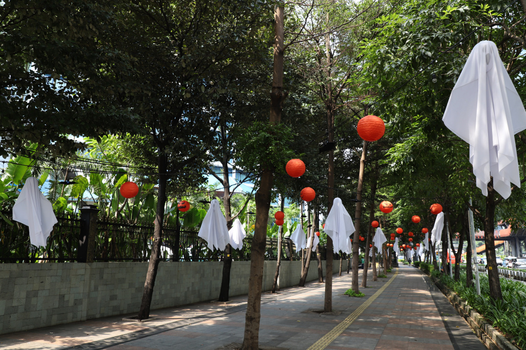 Sepanjang jalan trotoar Sudirman dihiasi oleh ornament halloween (Ashar/SinPo.id)
