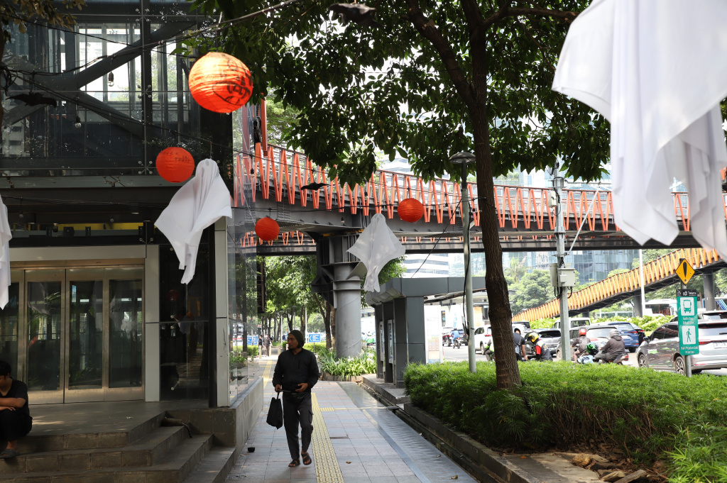 Sepanjang jalan trotoar Sudirman dihiasi oleh ornament halloween (Ashar/SinPo.id)