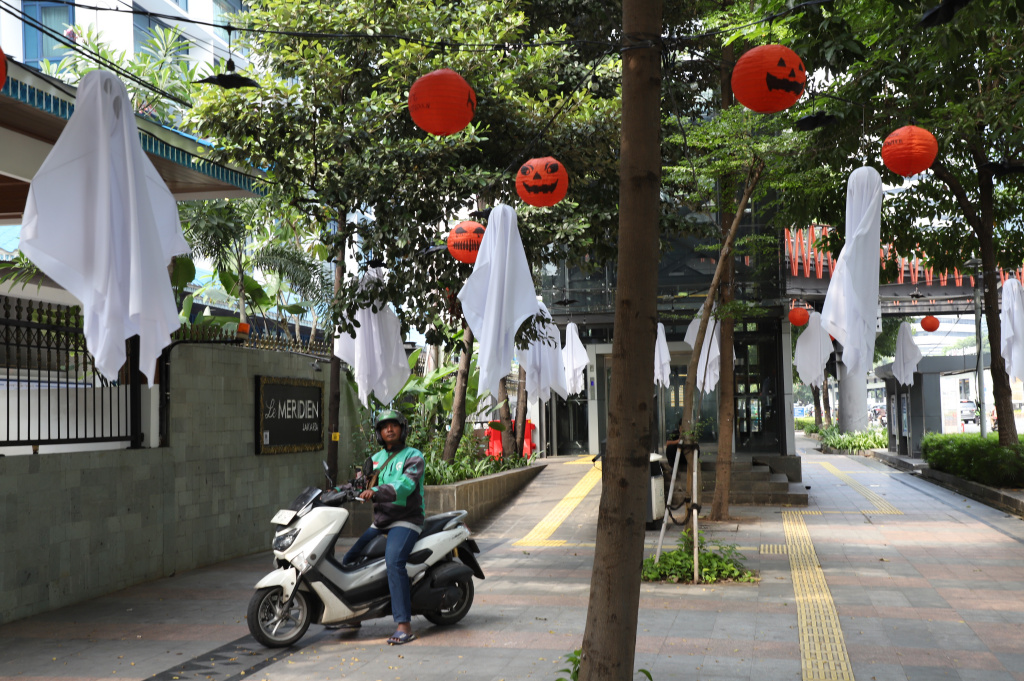Sepanjang jalan trotoar Sudirman dihiasi oleh ornament halloween (Ashar/SinPo.id)