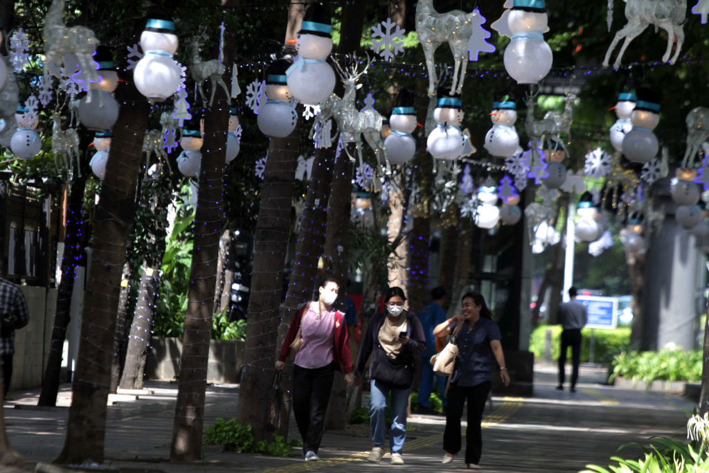 Jalan Sudirman dihiasi ornamen-ornamen Natal menyambut tahun baru (Ashar/SinPo.id)