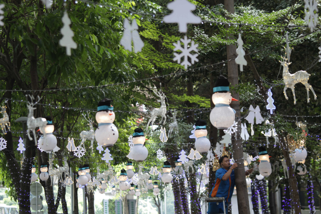 Jalan Sudirman dihiasi ornamen-ornamen Natal menyambut tahun baru (Ashar/SinPo.id)