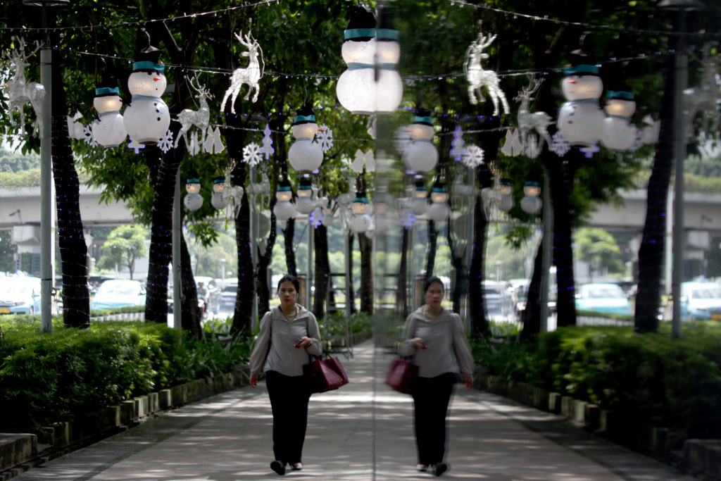 Jalan Sudirman dihiasi ornamen-ornamen Natal menyambut tahun baru (Ashar/SinPo.id)