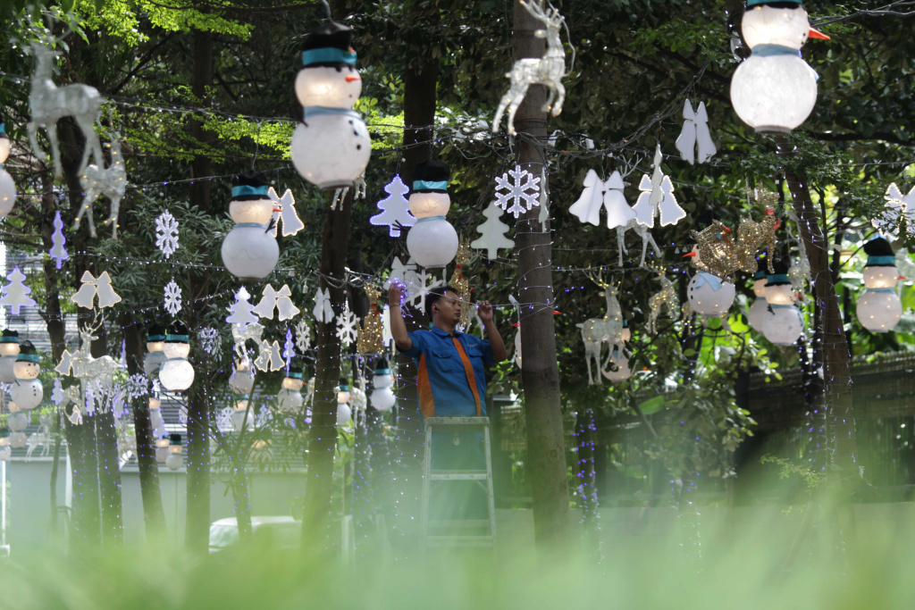 Jalan Sudirman dihiasi ornamen-ornamen Natal menyambut tahun baru (Ashar/SinPo.id)