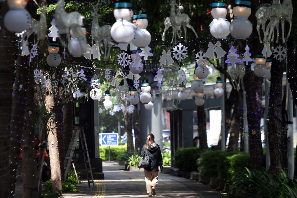 Jalan Sudirman dihiasi ornamen-ornamen Natal menyambut tahun baru (Ashar/SinPo.id)