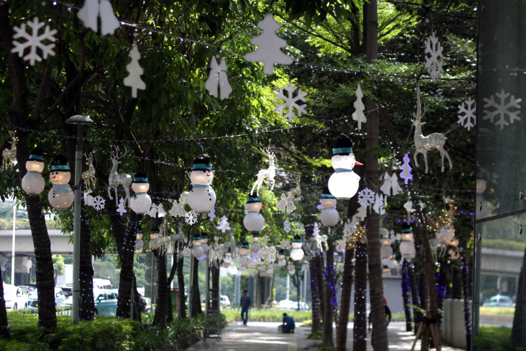 Jalan Sudirman dihiasi ornamen-ornamen Natal menyambut tahun baru (Ashar/SinPo.id)