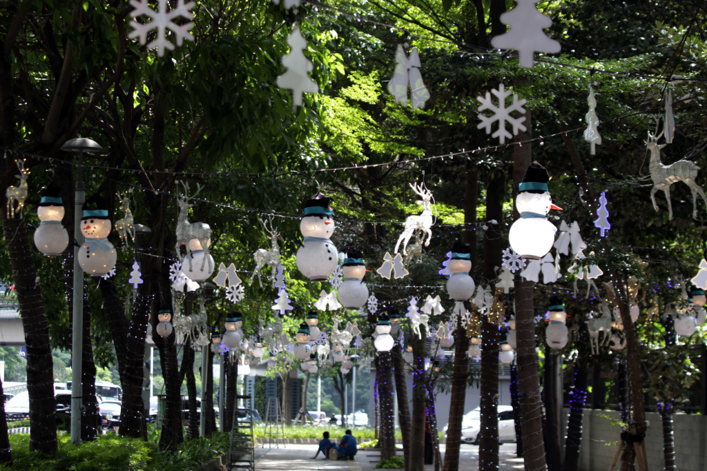 Jalan Sudirman dihiasi ornamen-ornamen Natal menyambut tahun baru (Ashar/SinPo.id)