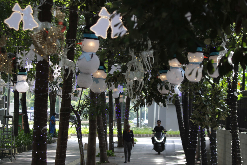 Jalan Sudirman dihiasi ornamen-ornamen Natal menyambut tahun baru (Ashar/SinPo.id)