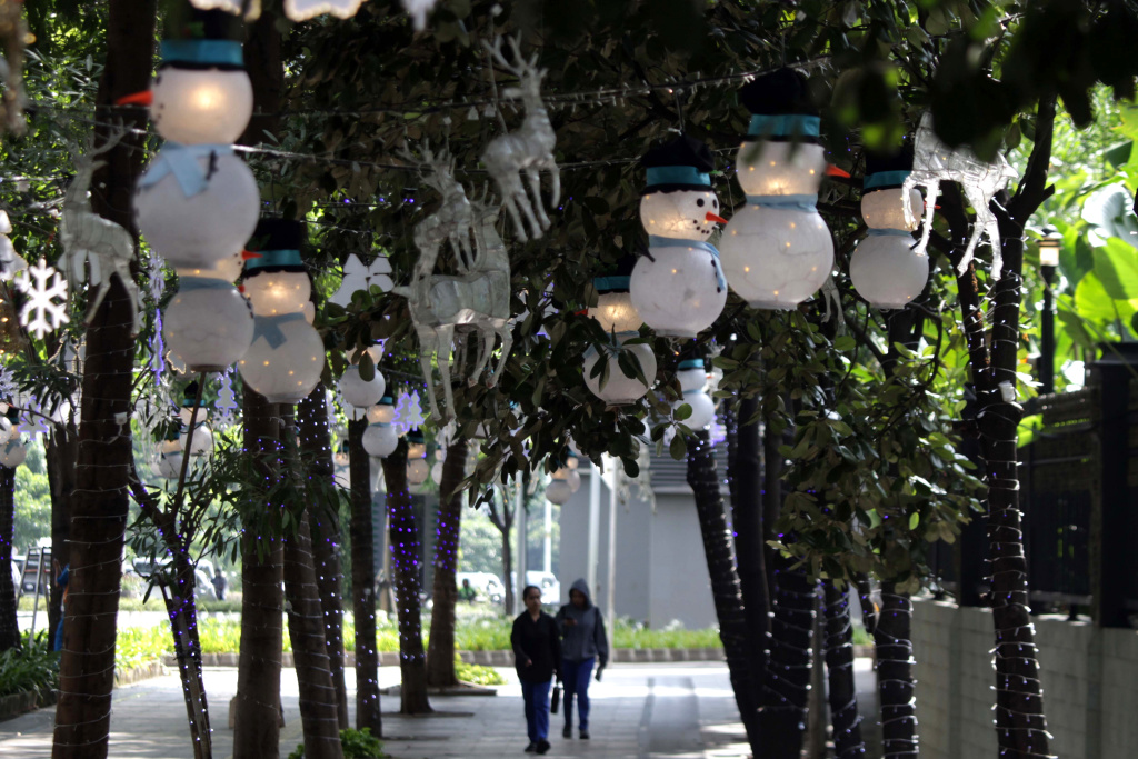 Jalan Sudirman dihiasi ornamen-ornamen Natal menyambut tahun baru (Ashar/SinPo.id)