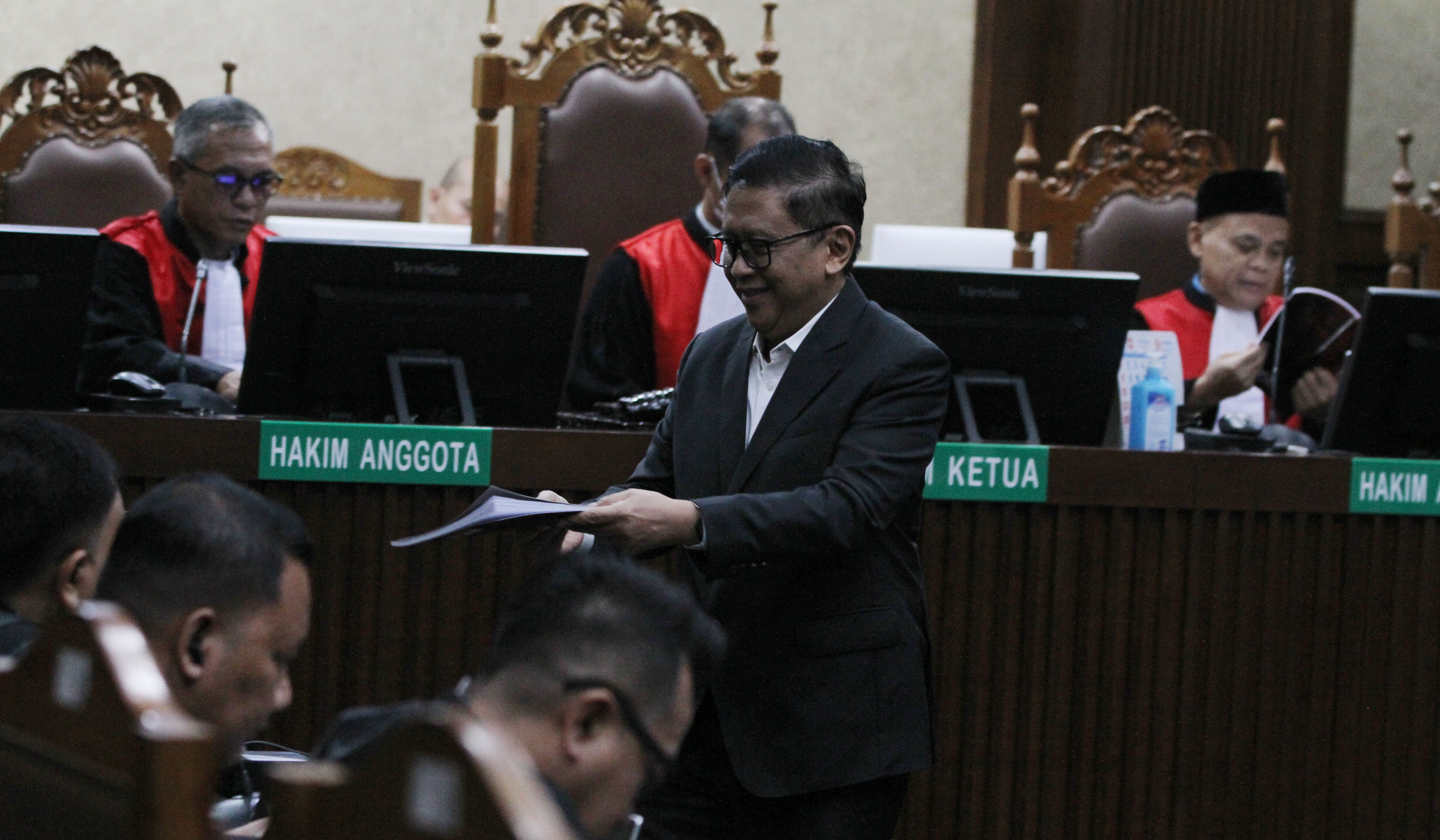 Terdakwa Hasto Kristiyanto, saat menjalani sidang duplik di PN Tipikor, Jakarta. (Agus Priatna/SinPo.id)