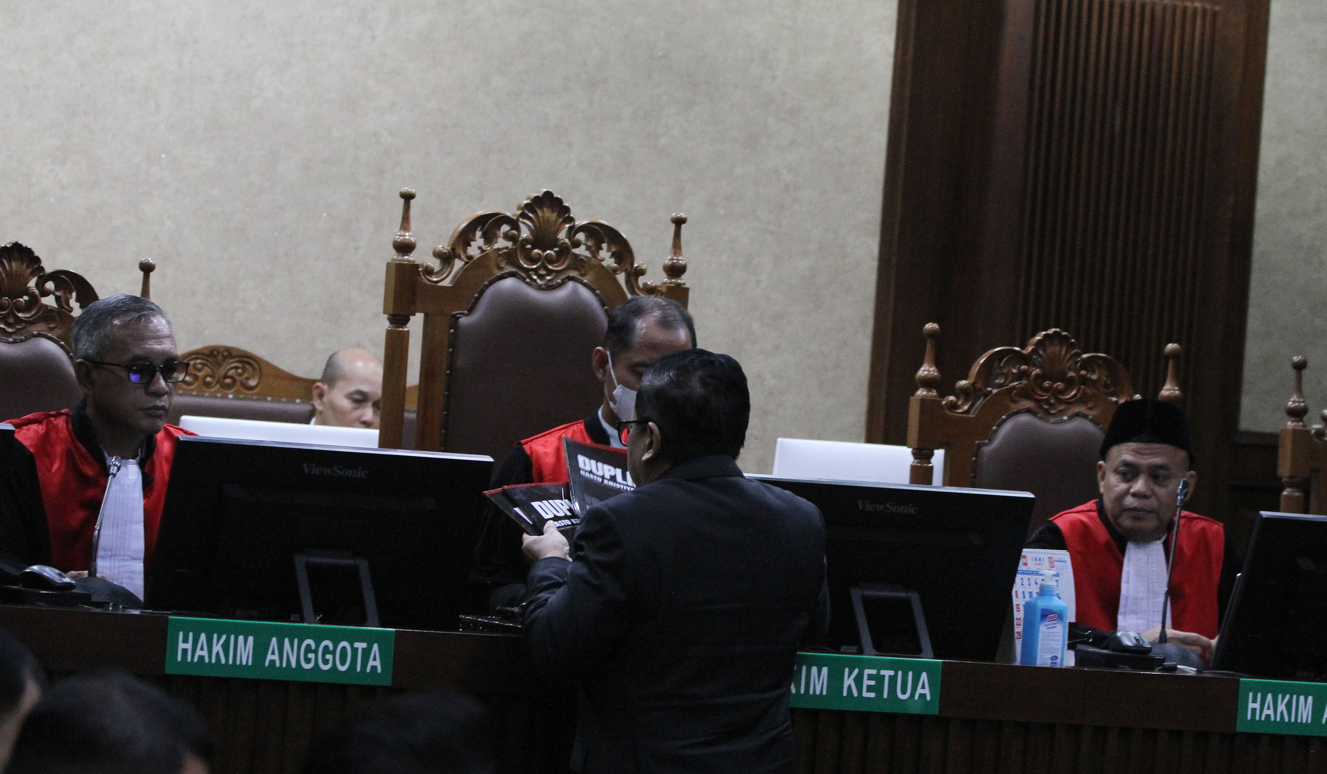 Terdakwa Hasto Kristiyanto, saat menjalani sidang duplik di PN Tipikor, Jakarta. (Agus Priatna/SinPo.id)
