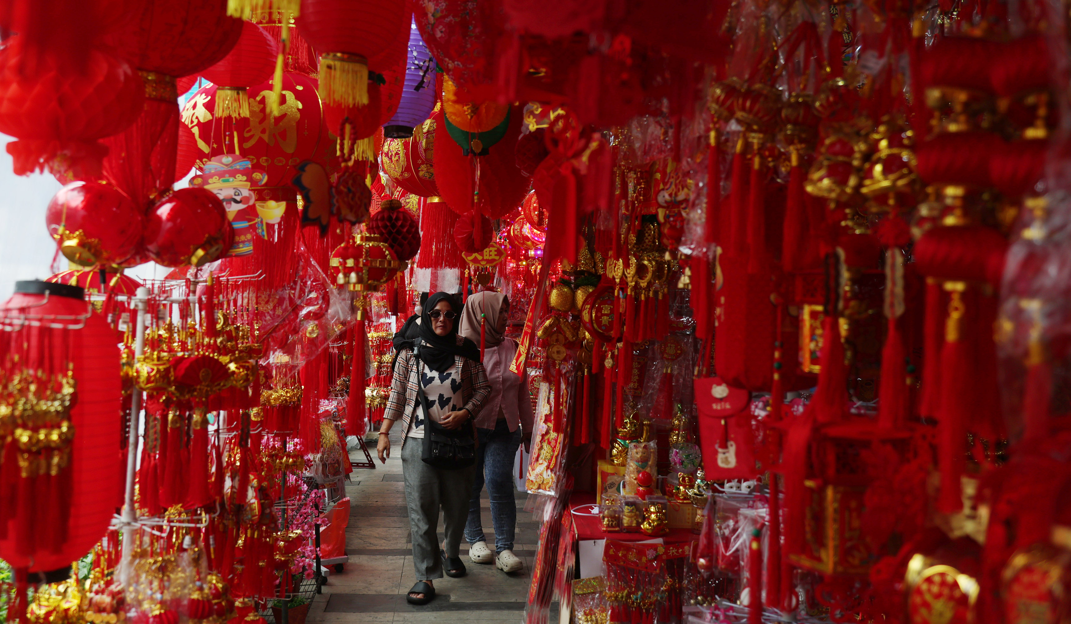 Penjualan pernak-pernik imlek dikawasan Pecinan Glodok. (Agus Priatna/SinPo.id)