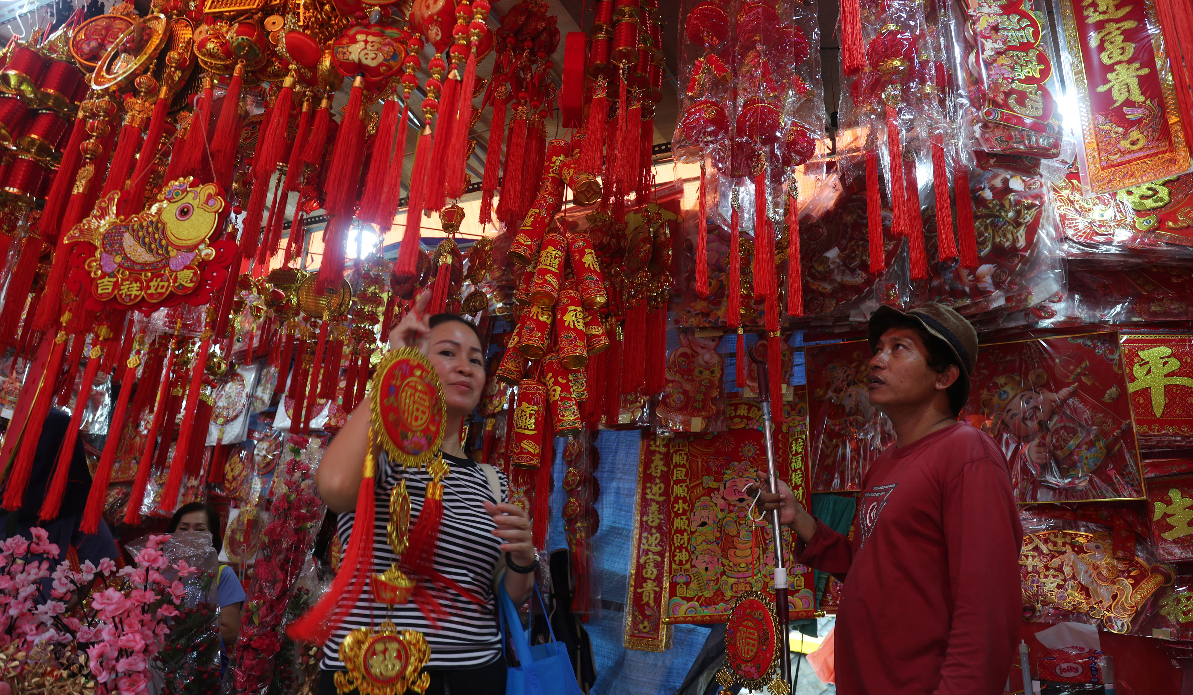 Penjualan pernak-pernik imlek dikawasan Pecinan Glodok. (Agus Priatna/SinPo.id)