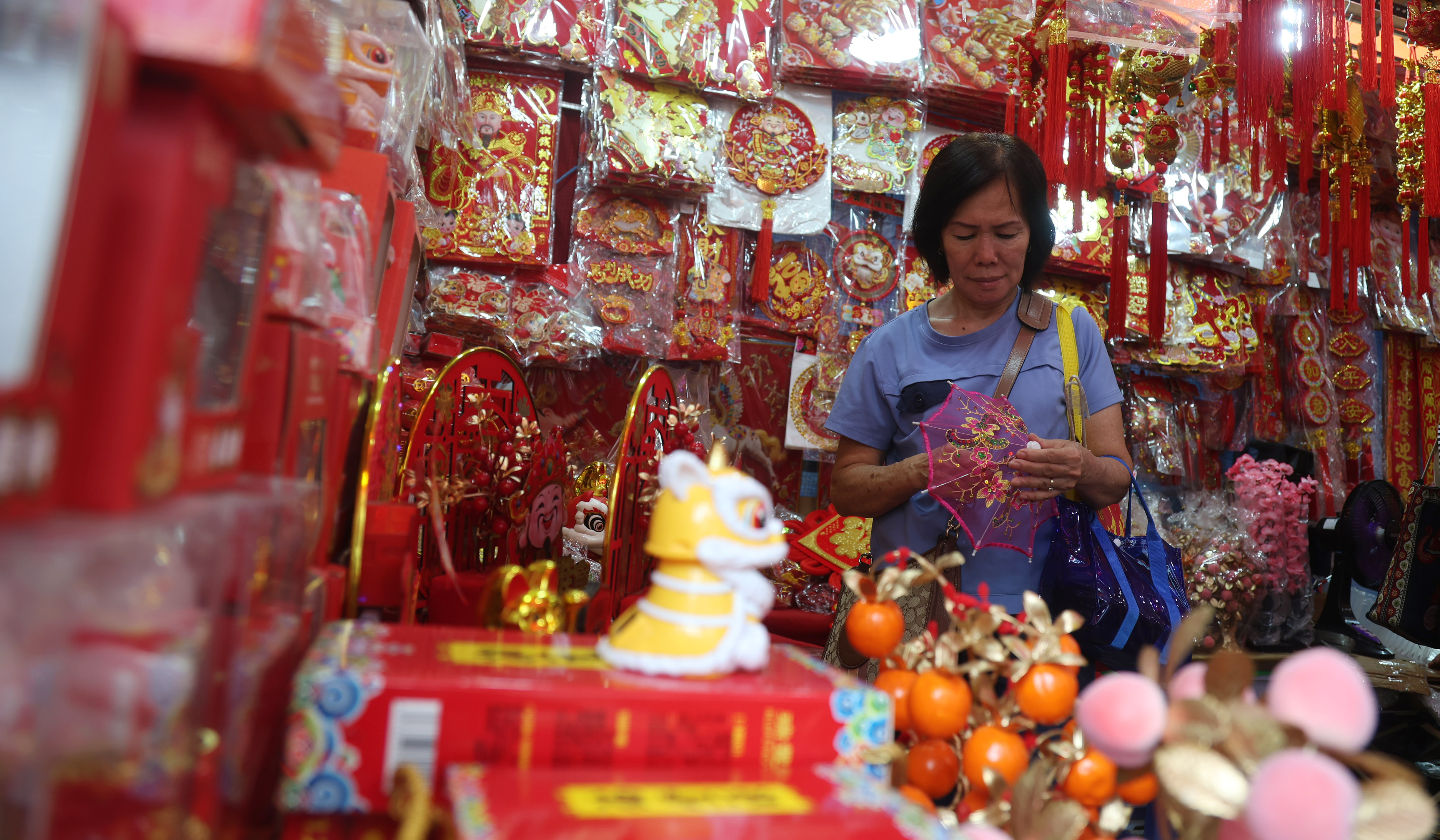 Penjualan pernak-pernik imlek dikawasan Pecinan Glodok. (Agus Priatna/SinPo.id)
