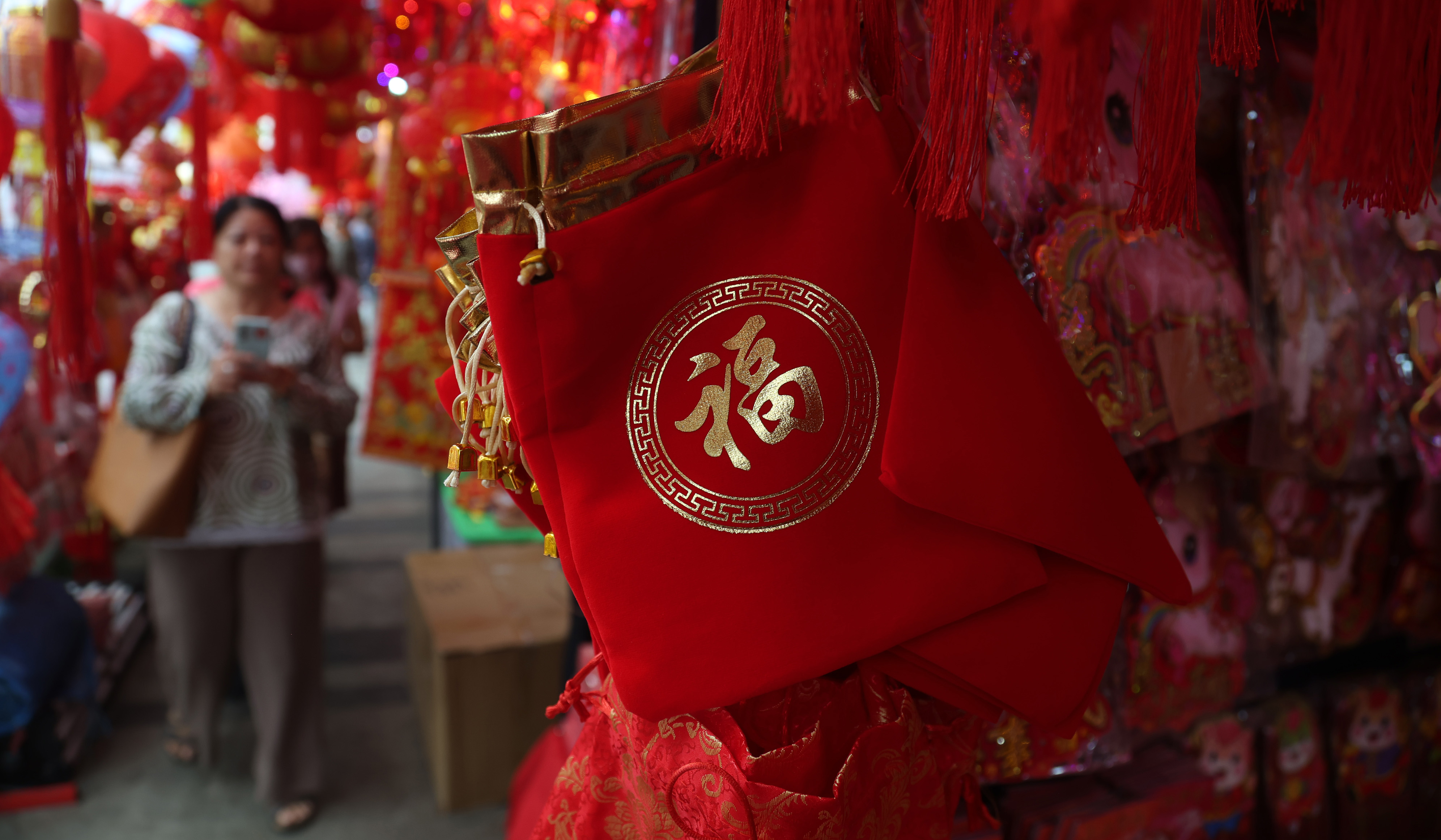 Penjualan pernak-pernik imlek dikawasan Pecinan Glodok. (Agus Priatna/SinPo.id)