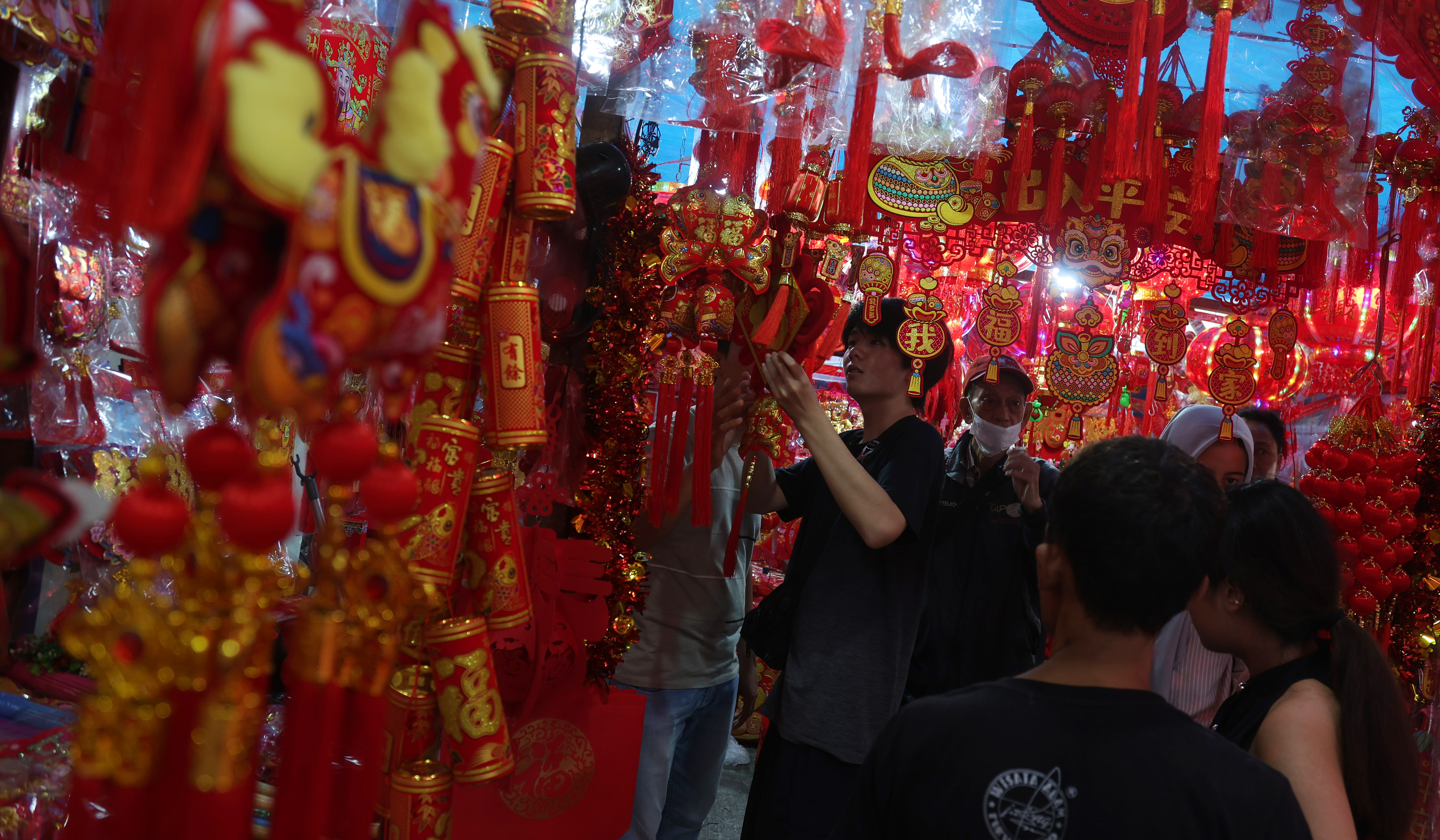 Penjualan pernak-pernik imlek dikawasan Pecinan Glodok. (Agus Priatna/SinPo.id)