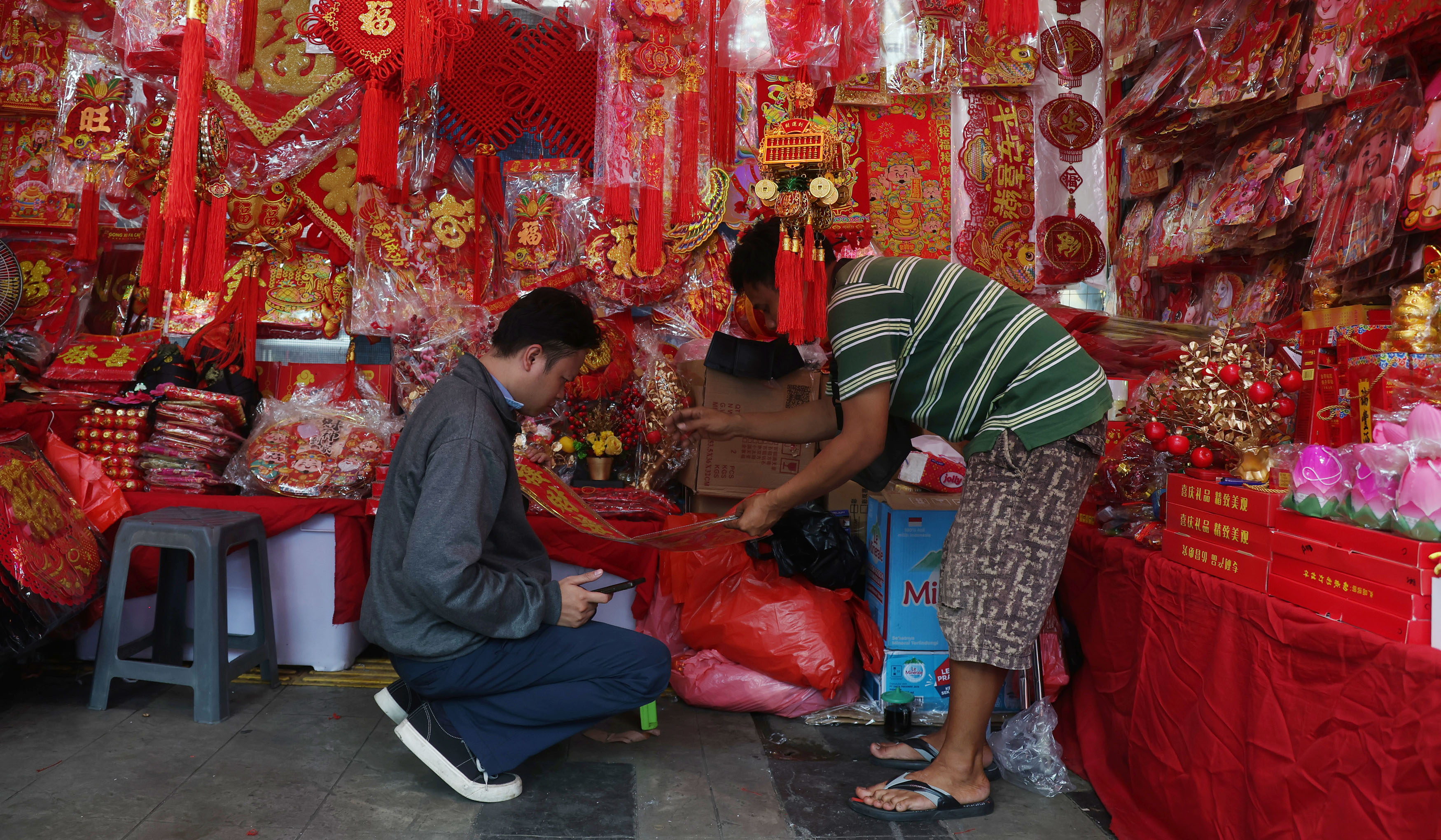 Penjualan pernak-pernik imlek dikawasan Pecinan Glodok. (Agus Priatna/SinPo.id)