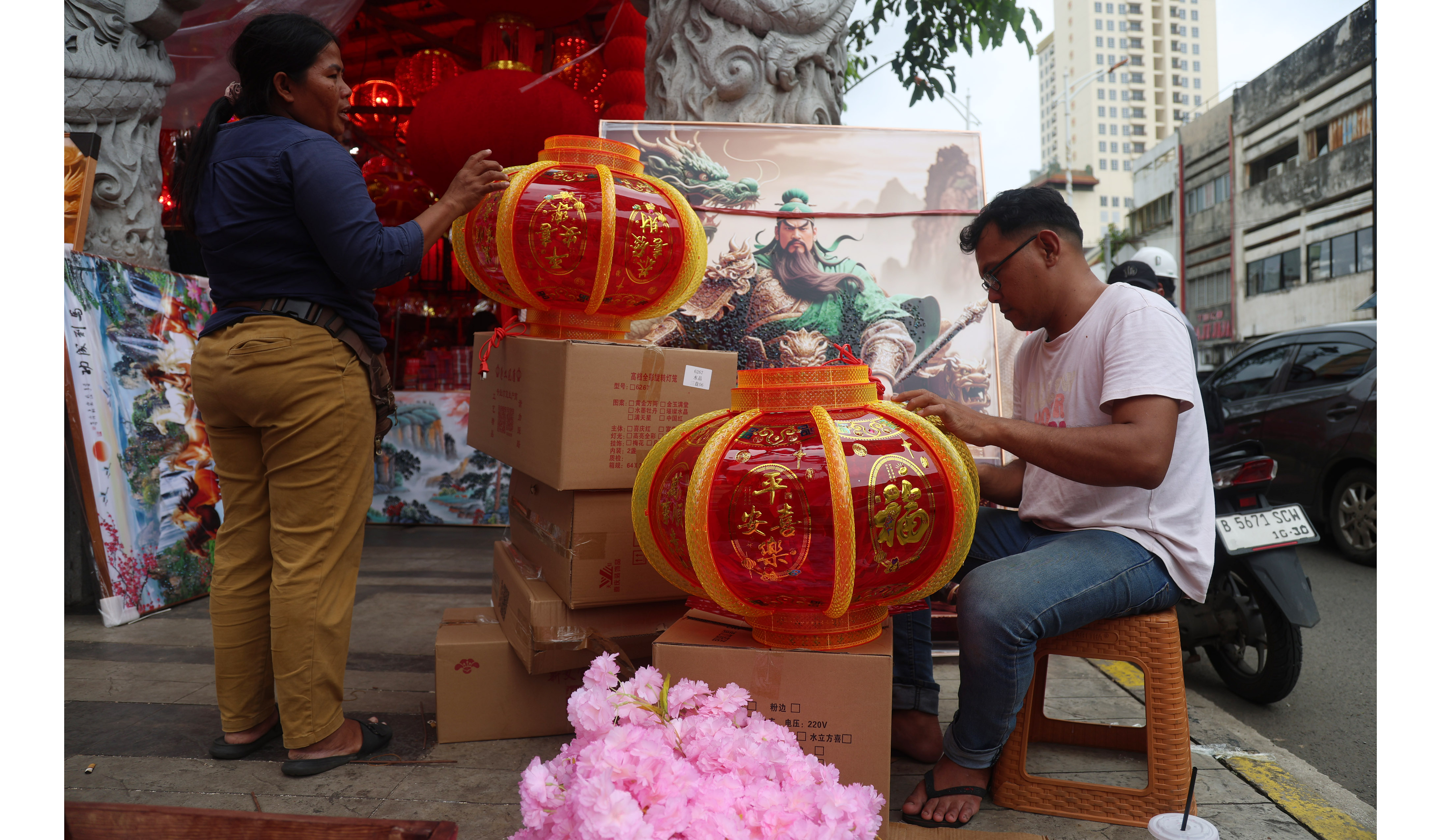 Penjualan pernak-pernik imlek dikawasan Pecinan Glodok. (Agus Priatna/SinPo.id)