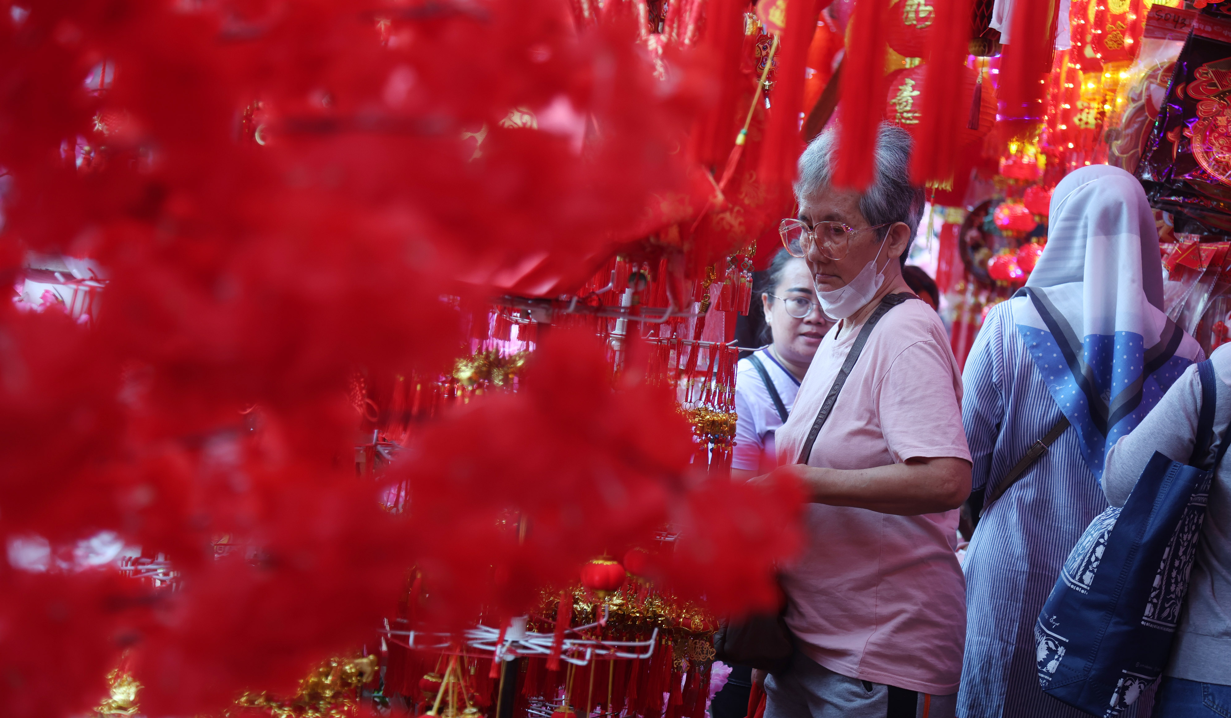 Penjualan pernak-pernik imlek dikawasan Pecinan Glodok. (Agus Priatna/SinPo.id)