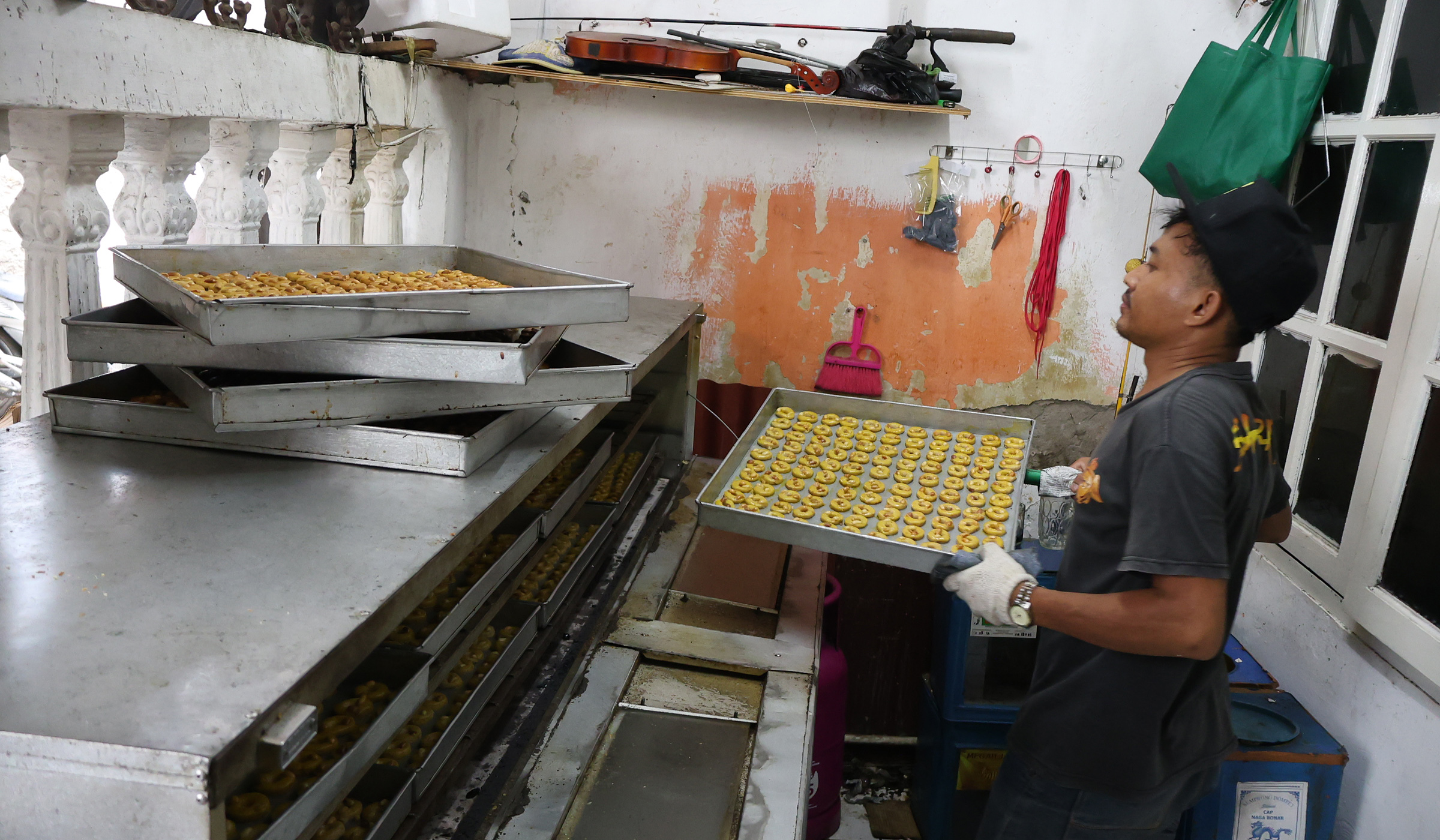 Pembuatan kue kering di Kwitang. (Agus Priatna/SinPo.id)