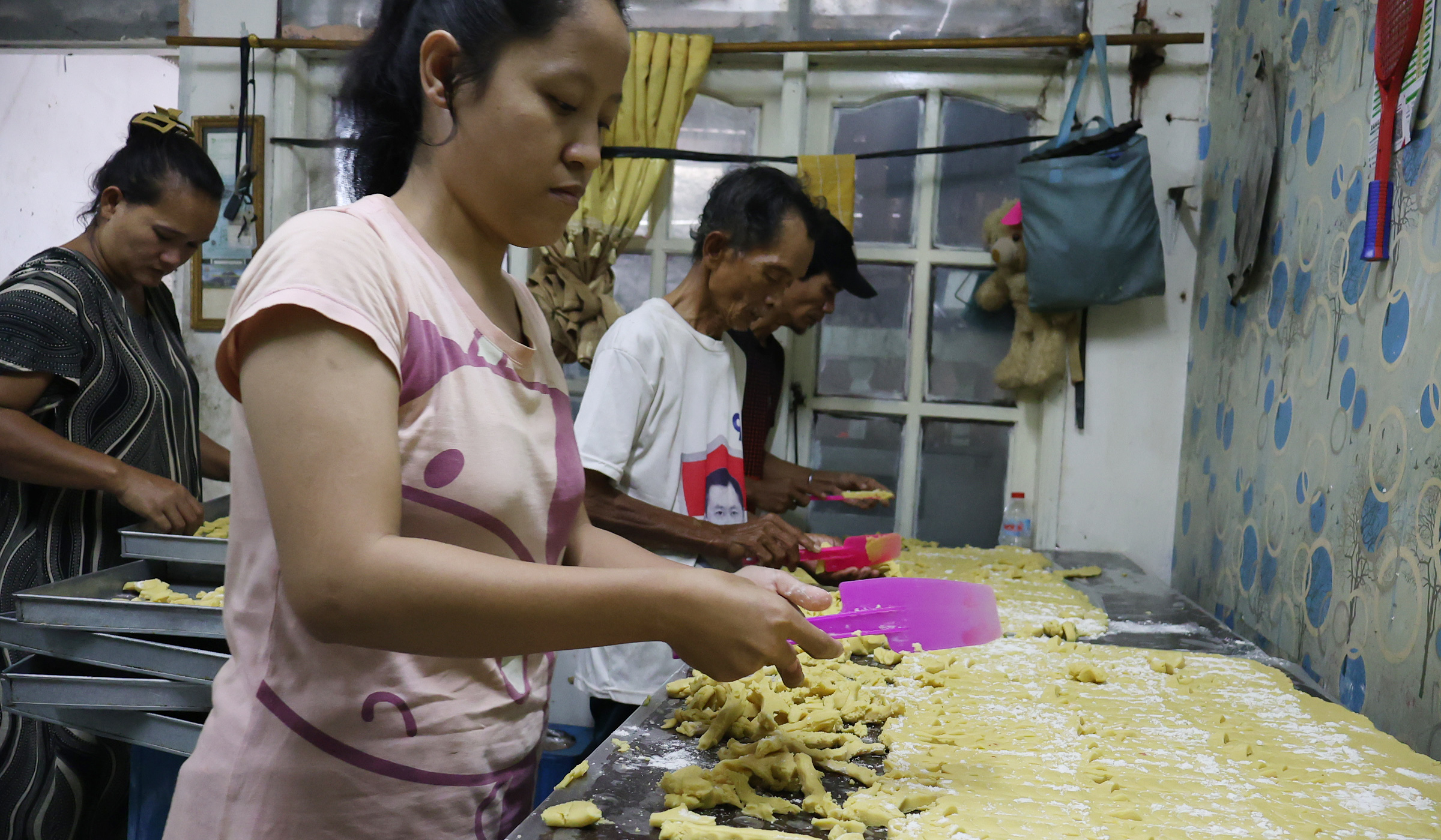 Pembuatan kue kering di Kwitang. (Agus Priatna/SinPo.id)