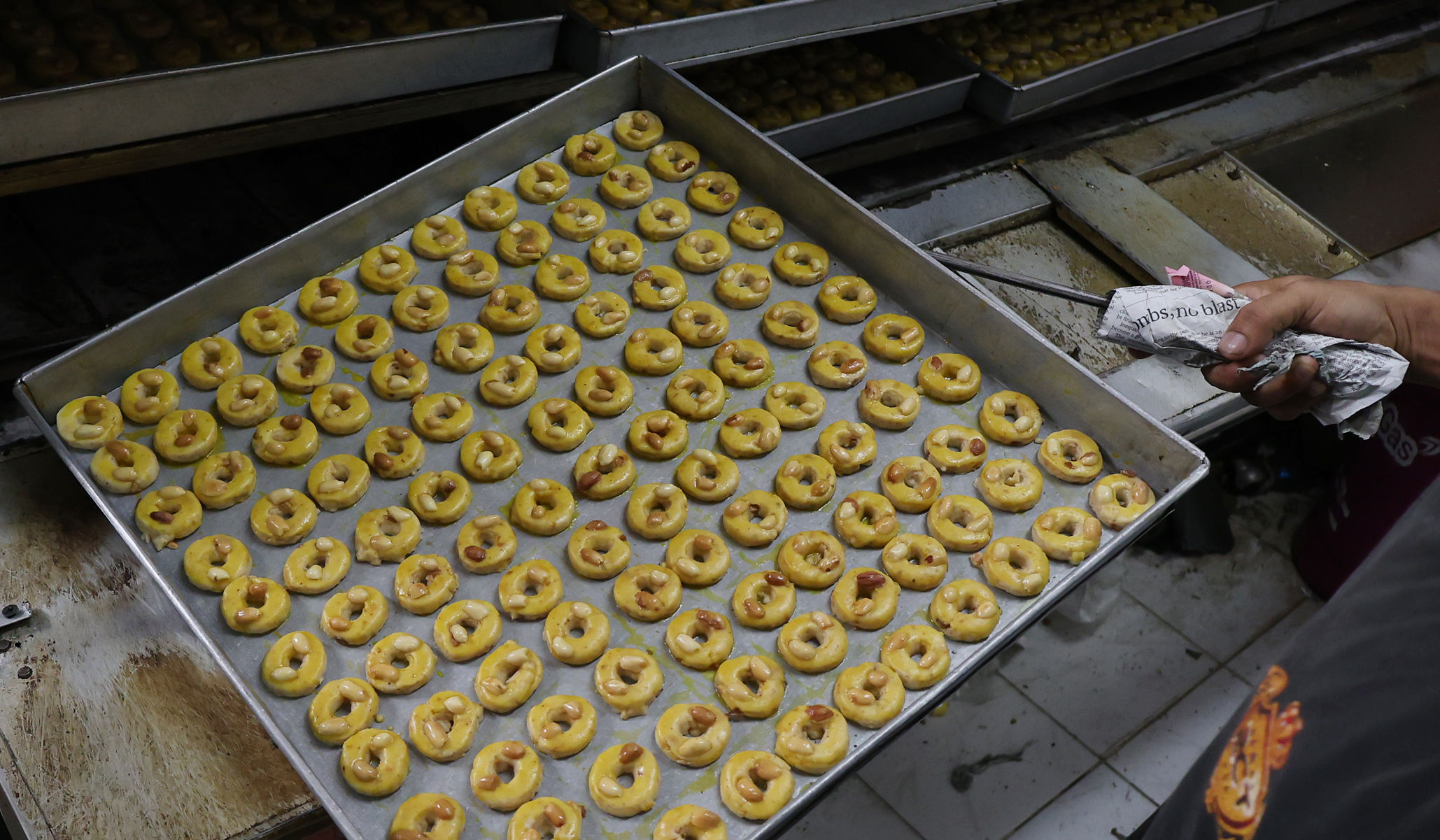 Pembuatan kue kering di Kwitang. (Agus Priatna/SinPo.id)