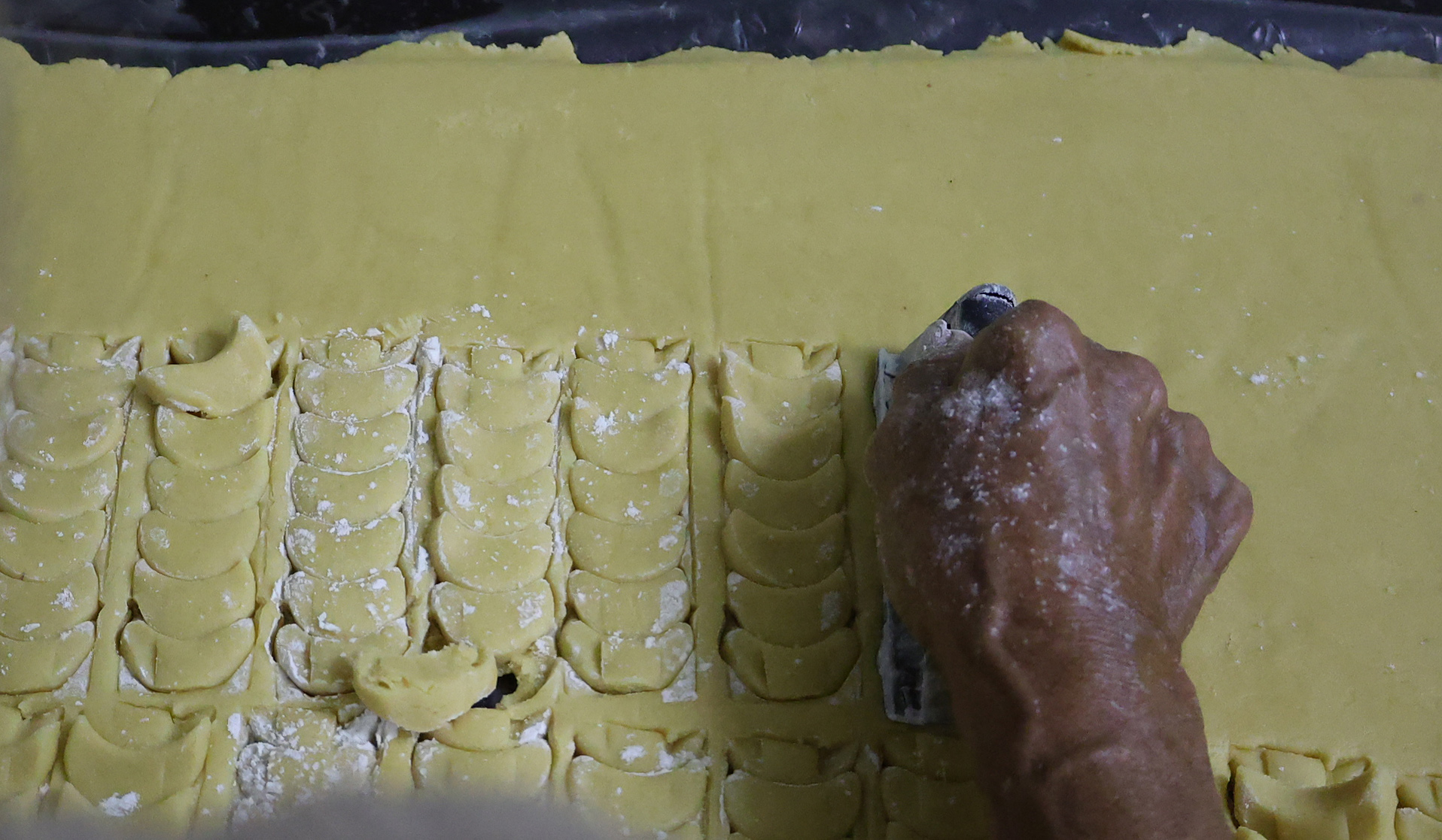 Pembuatan kue kering di Kwitang. (Agus Priatna/SinPo.id)