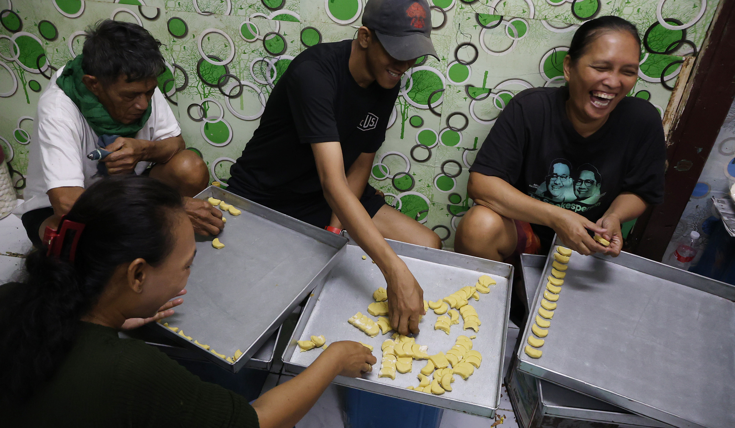 Pembuatan kue kering di Kwitang. (Agus Priatna/SinPo.id)