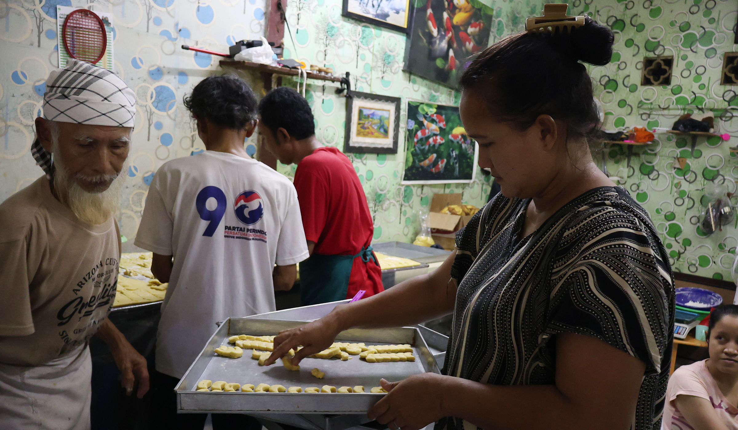 Pembuatan kue kering di Kwitang. (Agus Priatna/SinPo.id)