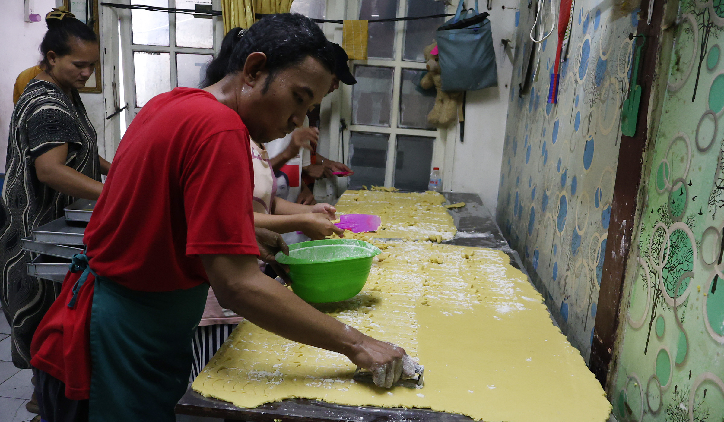 Pembuatan kue kering di Kwitang. (Agus Priatna/SinPo.id)