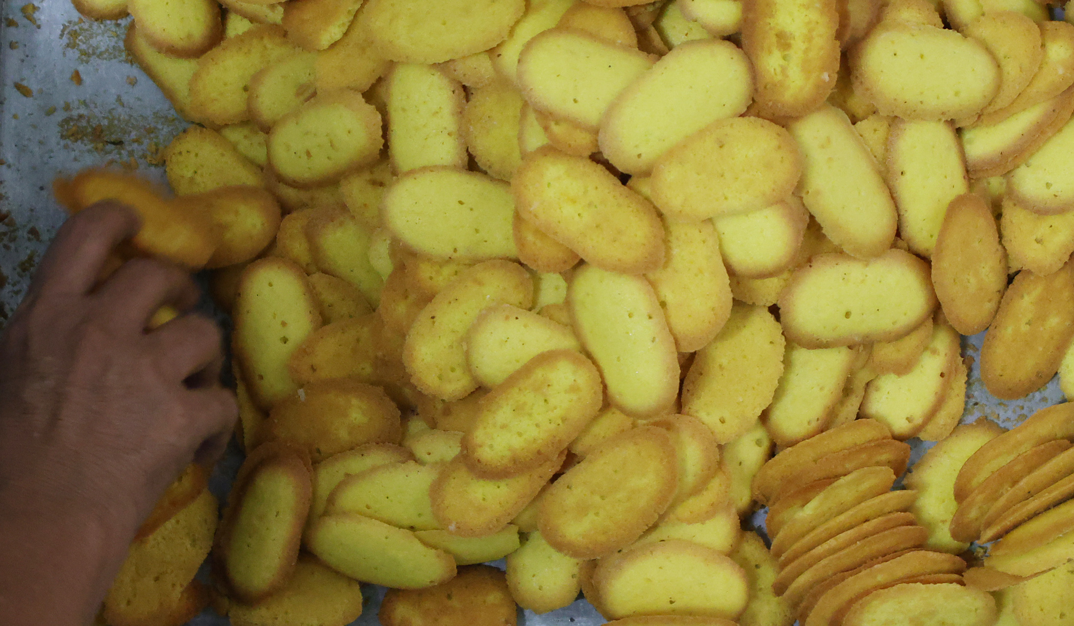 Pembuatan kue kering di Kwitang. (Agus Priatna/SinPo.id)