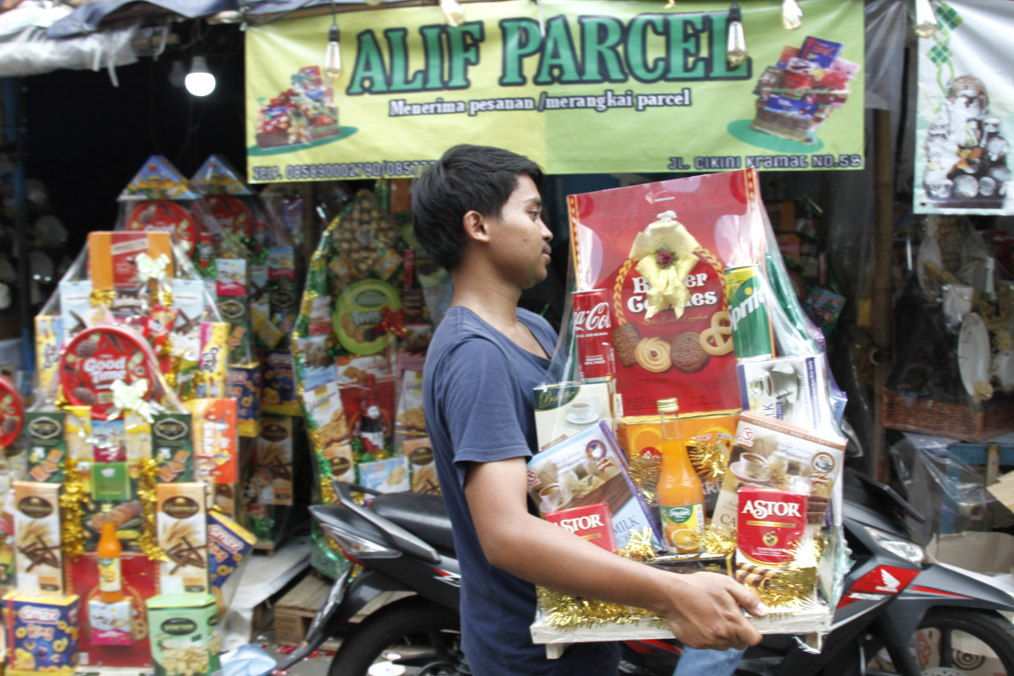 Pedagang parcel lebaran cikini dibanjiri order menjelang H-7 Hari Raya Idul Fitri 1444 H (Ashar/SinPo.id)