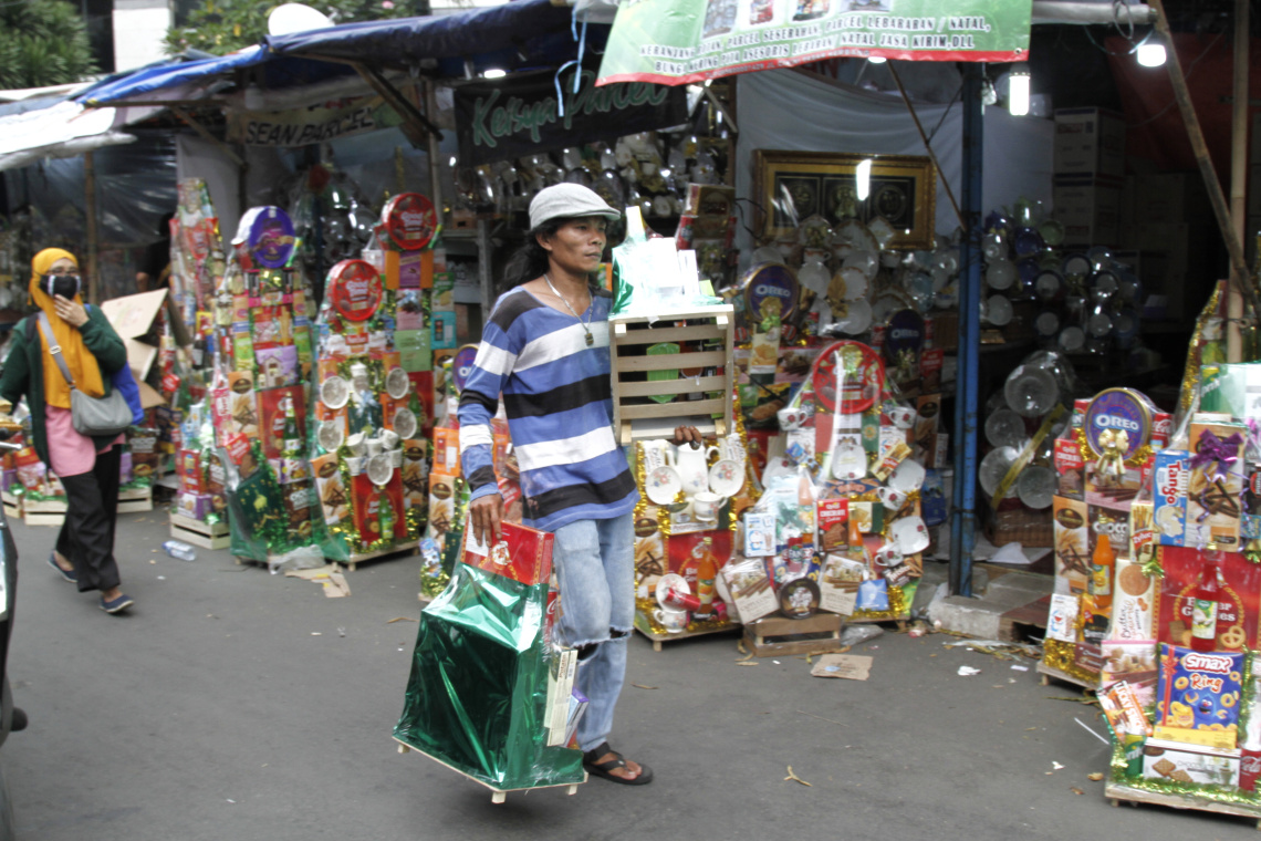 Pedagang parcel lebaran cikini dibanjiri order menjelang H-7 Hari Raya Idul Fitri 1444 H (Ashar/SinPo.id)