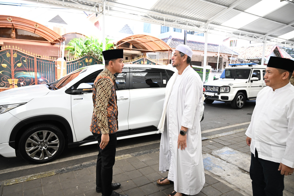 Wapres Gibran Rakabuming melakukan silaturahmi dengan Habib Ali Alhabsyi menjelang Hari Raya IdulFitri di Kwitang (Ashar/Foto: Setwapres/SinPo.id)
