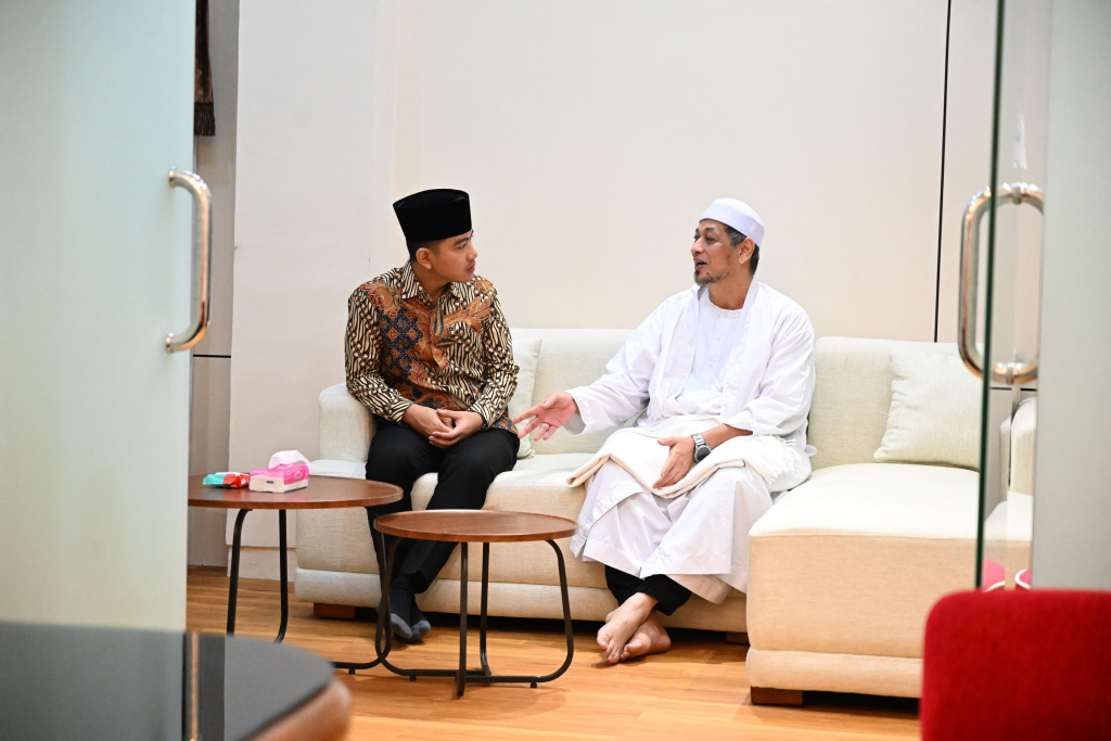 Wapres Gibran Rakabuming melakukan silaturahmi dengan Habib Ali Alhabsyi menjelang Hari Raya IdulFitri di Kwitang (Ashar/Foto: Setwapres/SinPo.id)