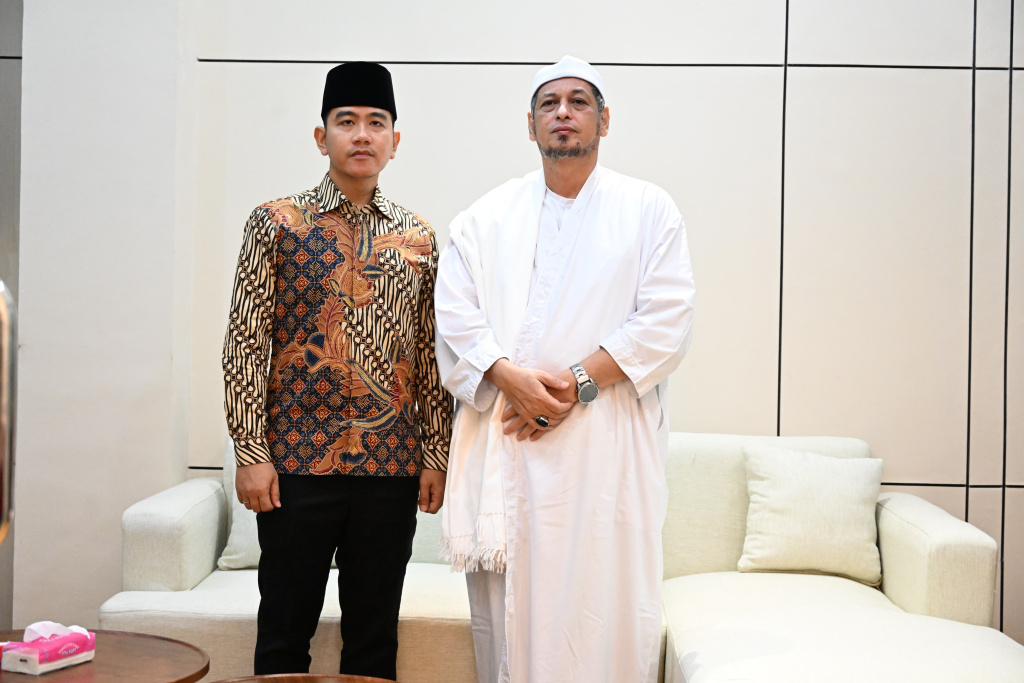 Wapres Gibran Rakabuming melakukan silaturahmi dengan Habib Ali Alhabsyi menjelang Hari Raya IdulFitri di Kwitang (Ashar/Foto: Setwapres/SinPo.id)