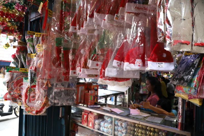 Jelang natal pernak-pernik Santa Claus menghiasi sepanjang jalan Pasar Asemka (Ashar/SinPo.id)