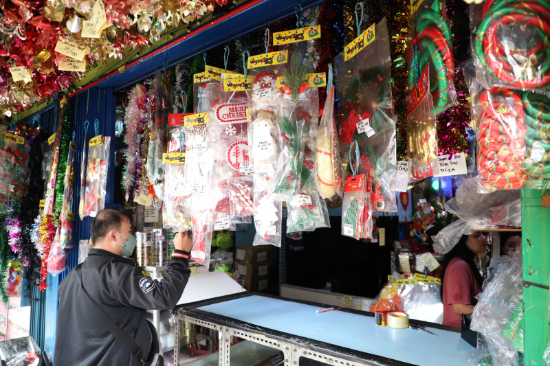 Jelang natal pernak-pernik Santa Claus menghiasi sepanjang jalan Pasar Asemka (Ashar/SinPo.id)