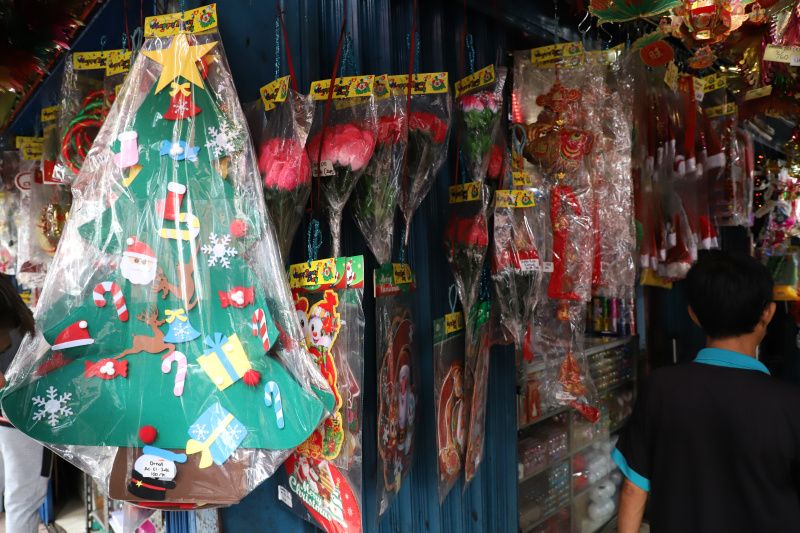 Jelang natal pernak-pernik Santa Claus menghiasi sepanjang jalan Pasar Asemka (Ashar/SinPo.id)