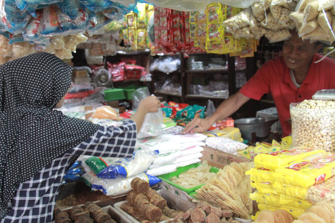 Jelang bulan suci Ramadhan harga sembako mulai mengalami kenaikan di pasar tradisional Kebayoran Lama (Ashar/SinPo.id)