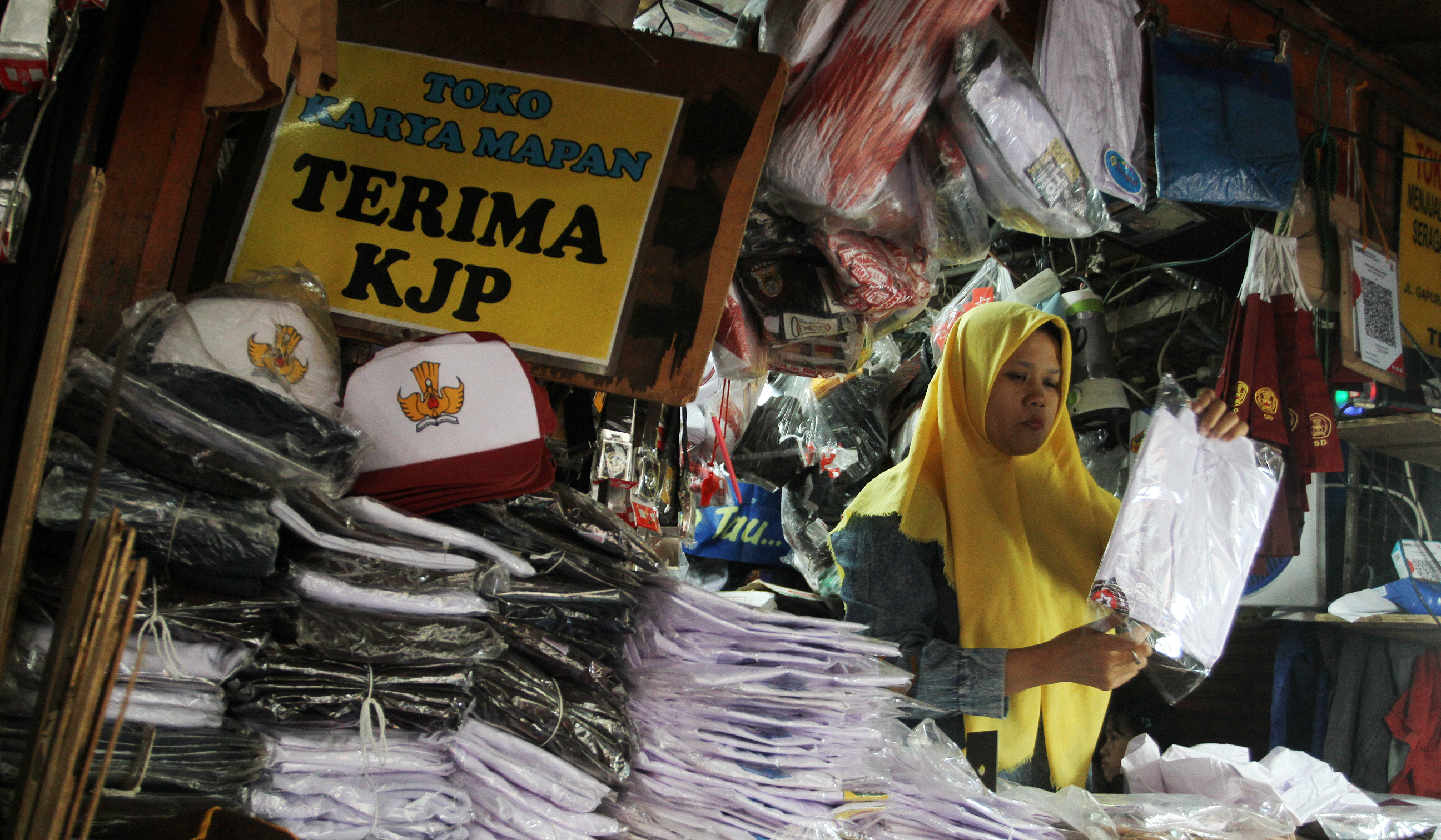 Pedagang melayani pembeli perlengkapan sekolah di Pasar Mester Jatinegara, Jakarta. (Agus Priatna/SinPo.id)