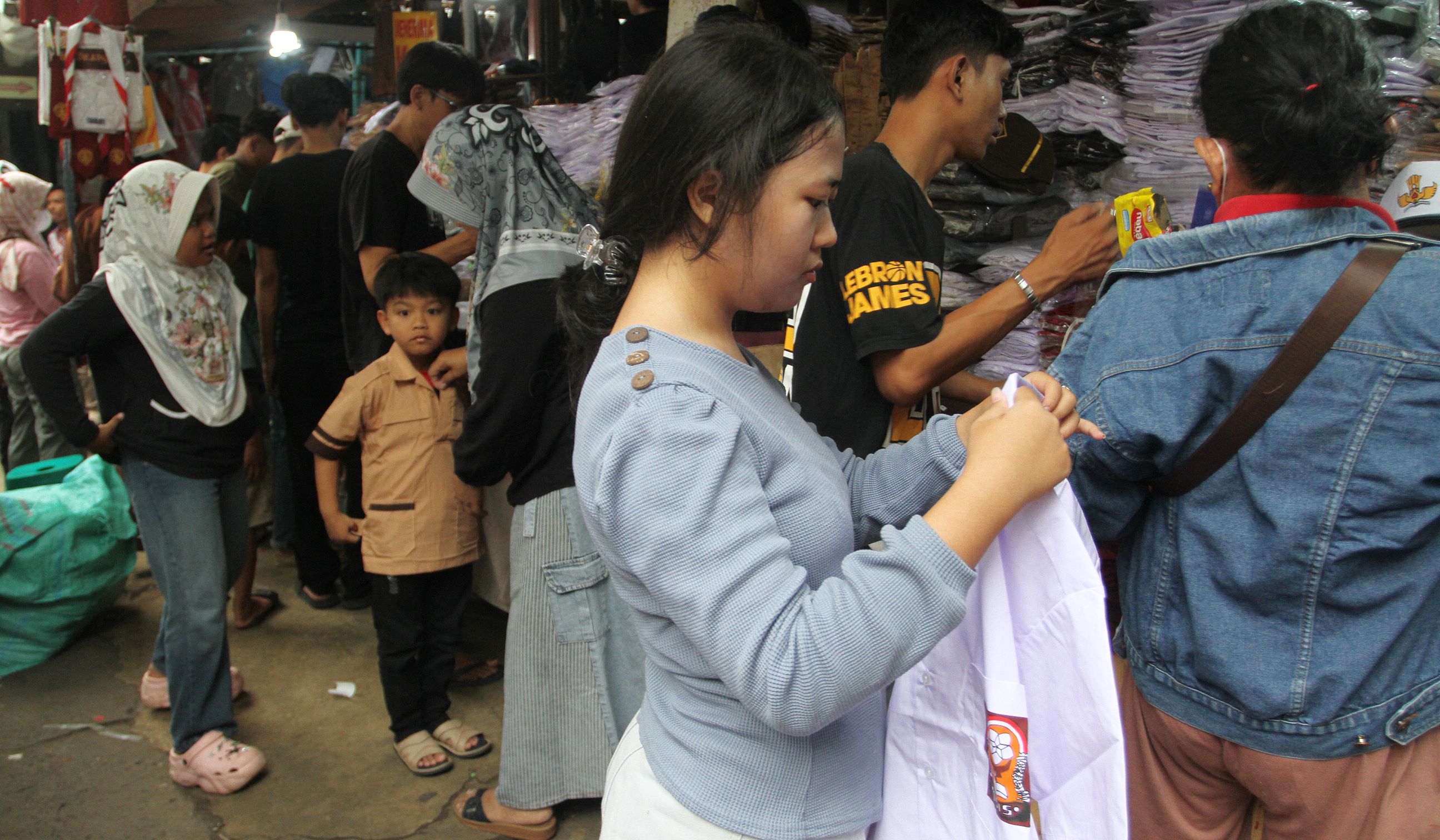 Pedagang melayani pembeli perlengkapan sekolah di Pasar Mester Jatinegara, Jakarta. (Agus Priatna/SinPo.id)
