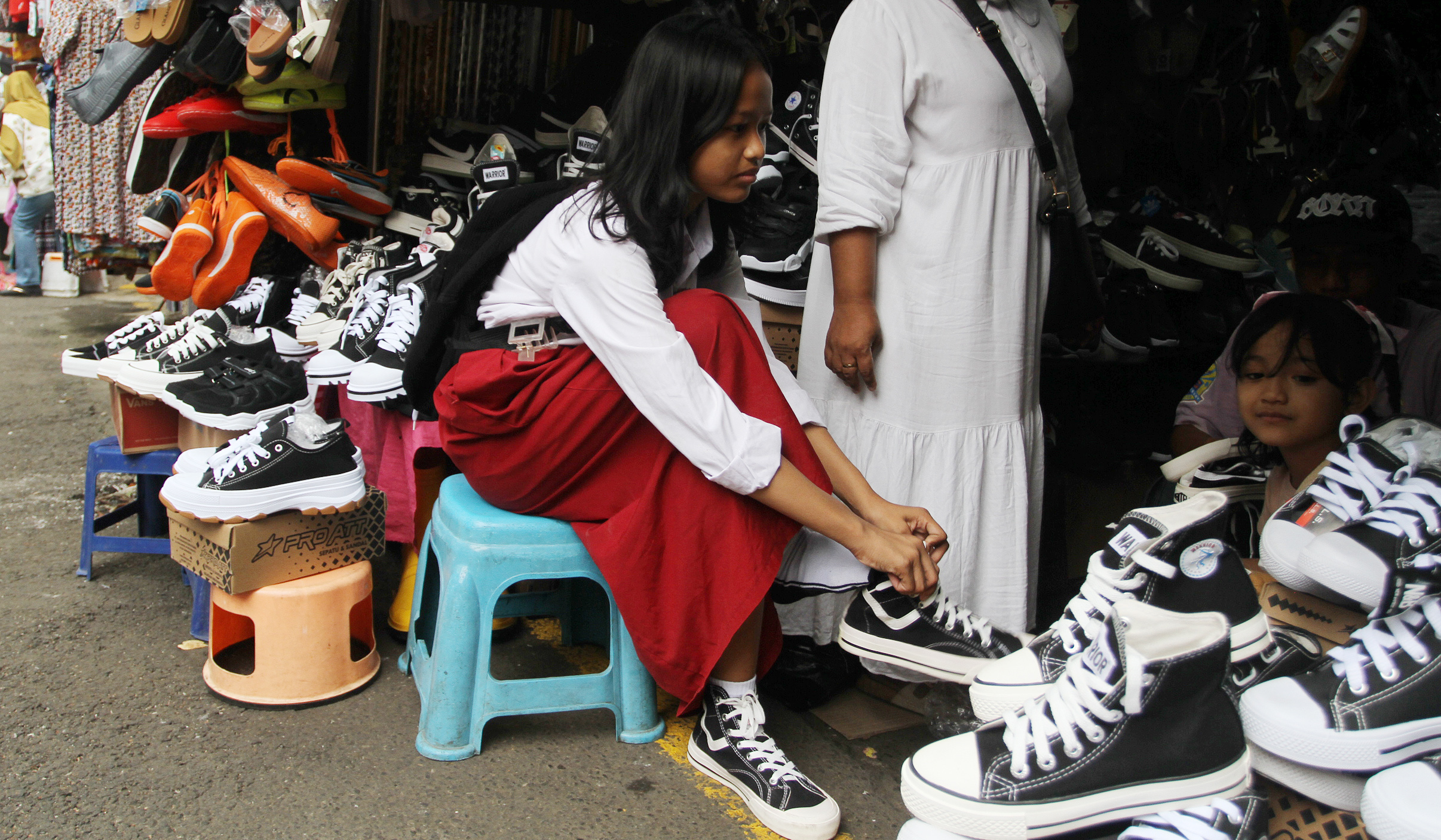 Pedagang melayani pembeli perlengkapan sekolah di Pasar Mester Jatinegara, Jakarta. (Agus Priatna/SinPo.id)