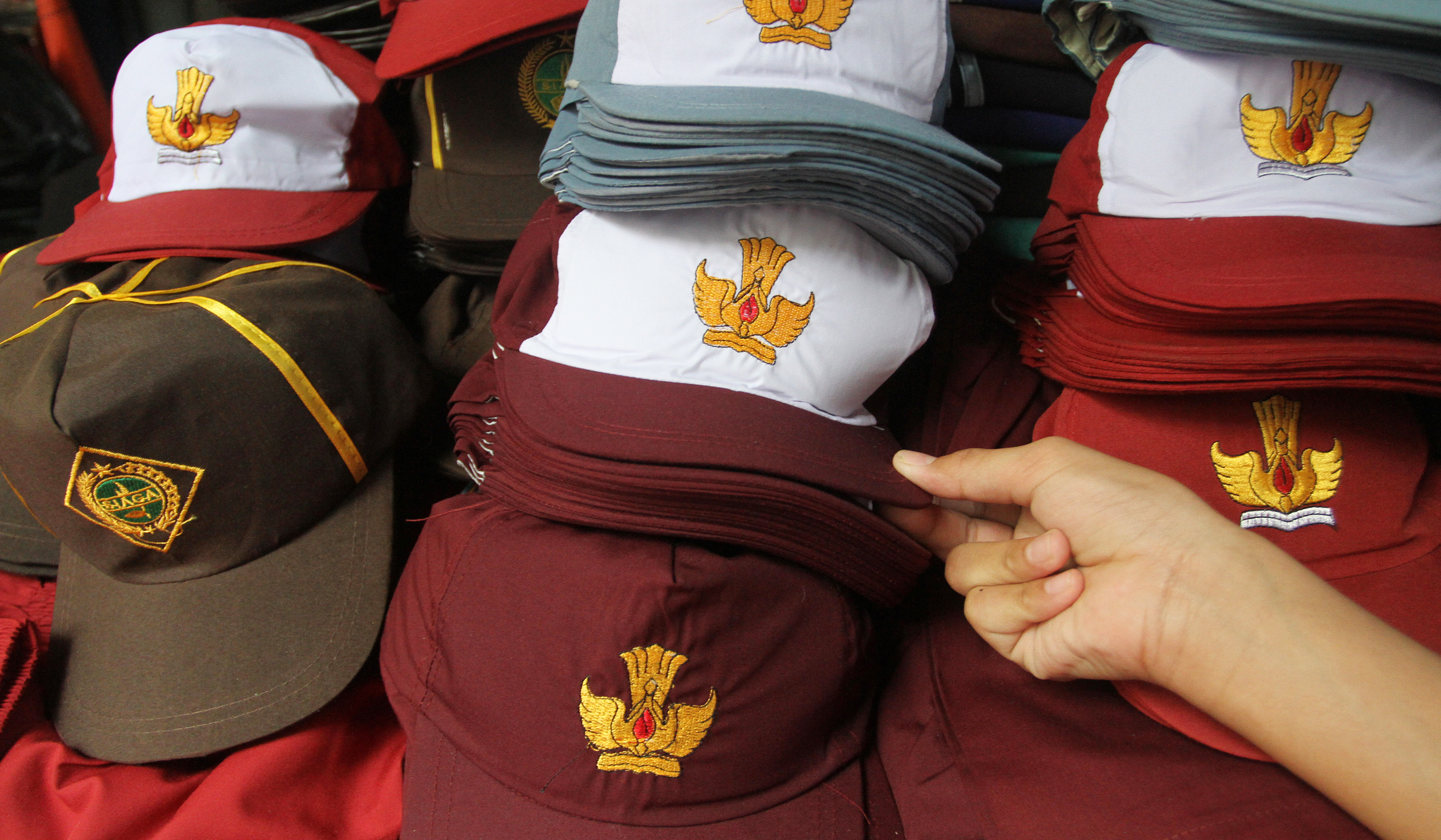 Pedagang melayani pembeli perlengkapan sekolah di Pasar Mester Jatinegara, Jakarta. (Agus Priatna/SinPo.id)