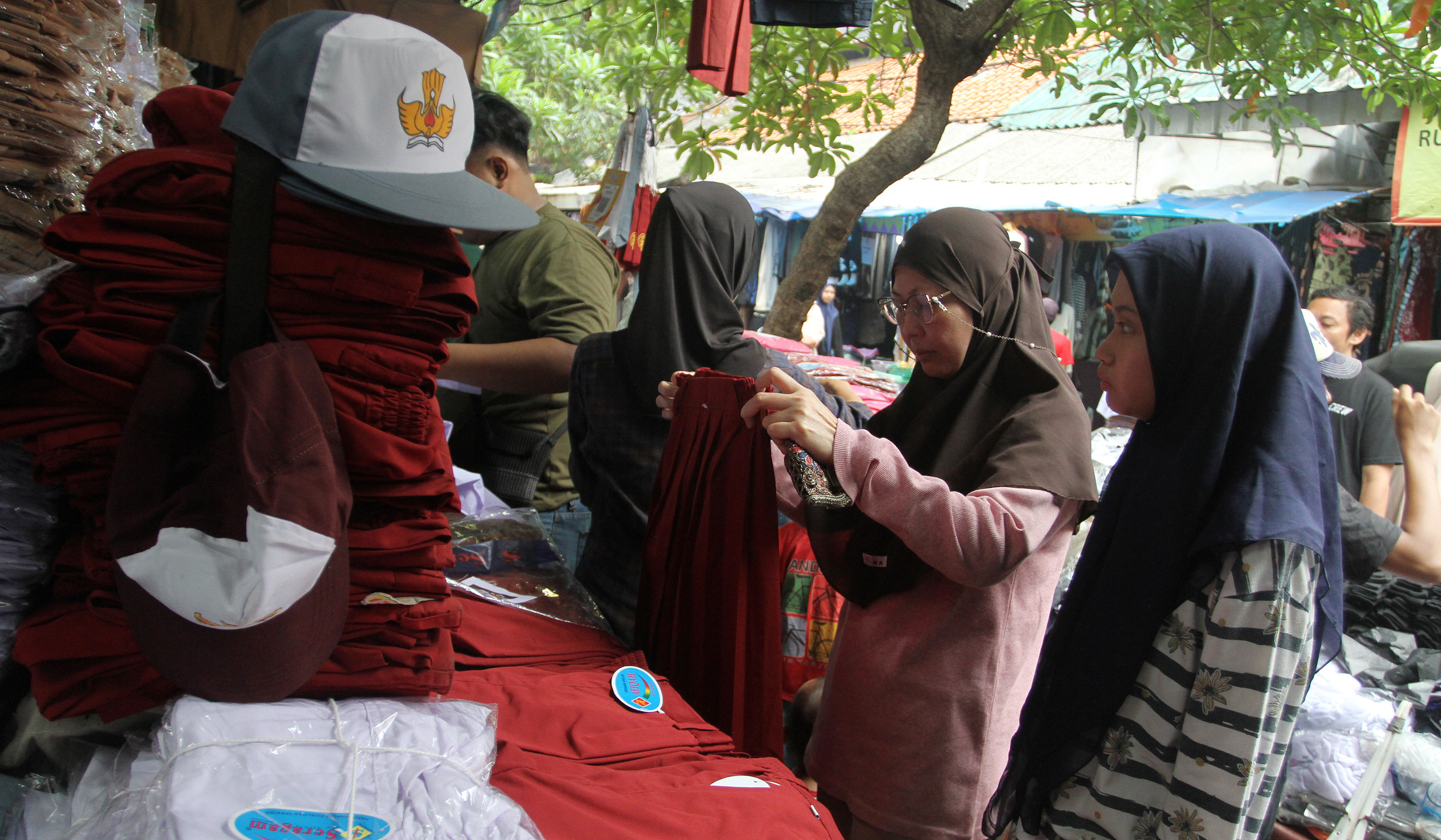Pedagang melayani pembeli perlengkapan sekolah di Pasar Mester Jatinegara, Jakarta. (Agus Priatna/SinPo.id)