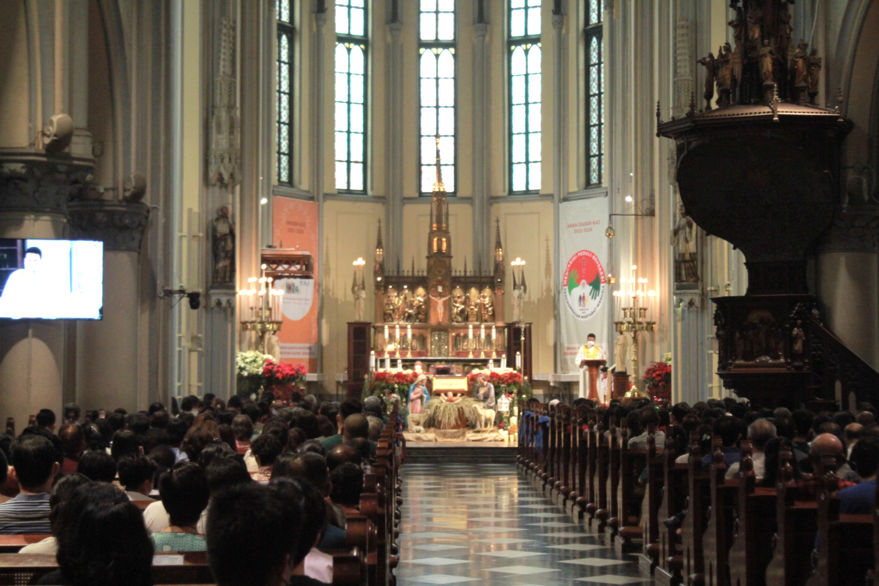 Jemaat melaksanakan Ibadah Misa Natal di Gereja Katedral (Ashar/SinPo.id)