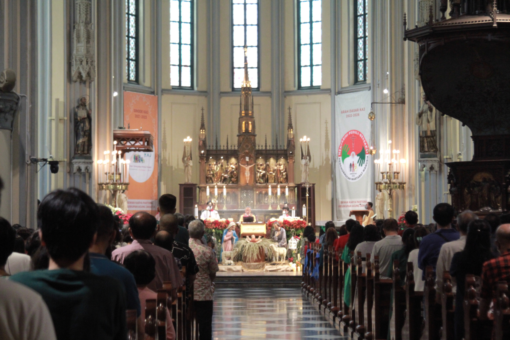 Jemaat melaksanakan Ibadah Misa Natal di Gereja Katedral (Ashar/SinPo.id)